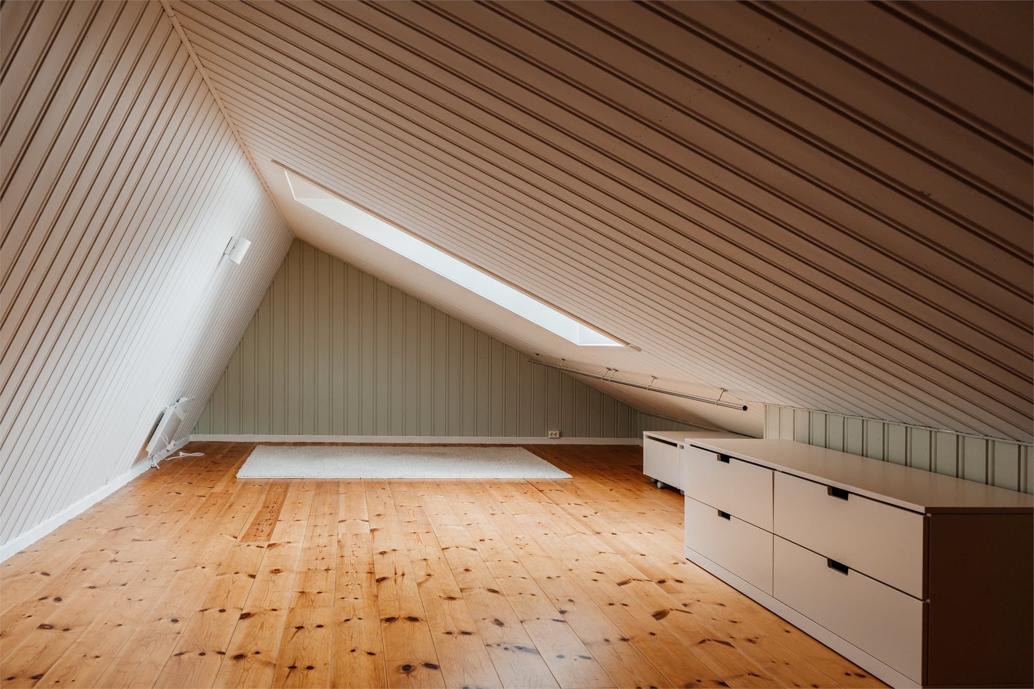 Romslig loftsbod med et gulvareal på 36 m².