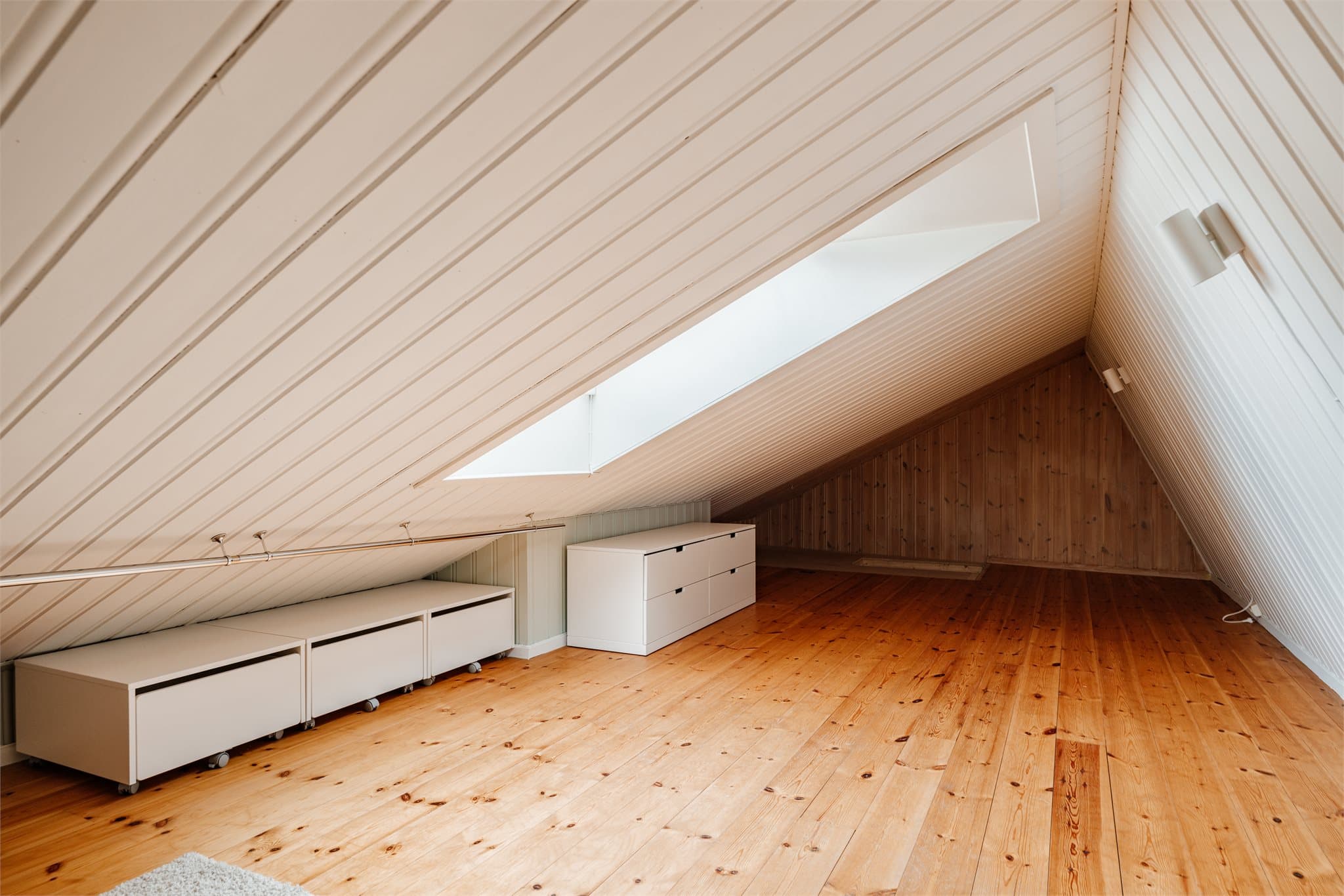 Loftsboden har god plass til oppbevaring under skråtaket og velux-vindu som slipper inn lys.