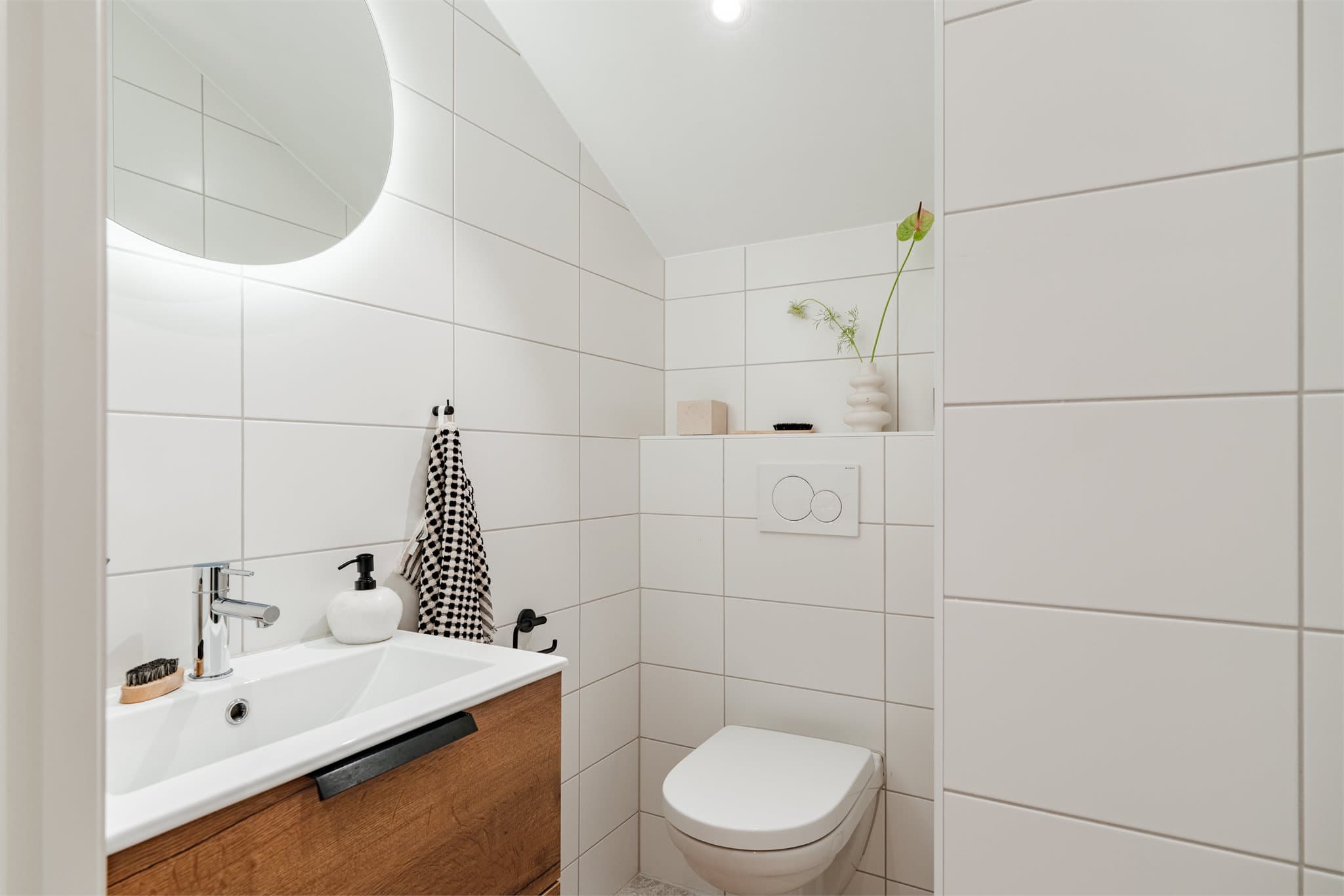 Badet ble totaloppusset i 2022 med ny innredning, nye fliser og elektrisk gulvvarme.