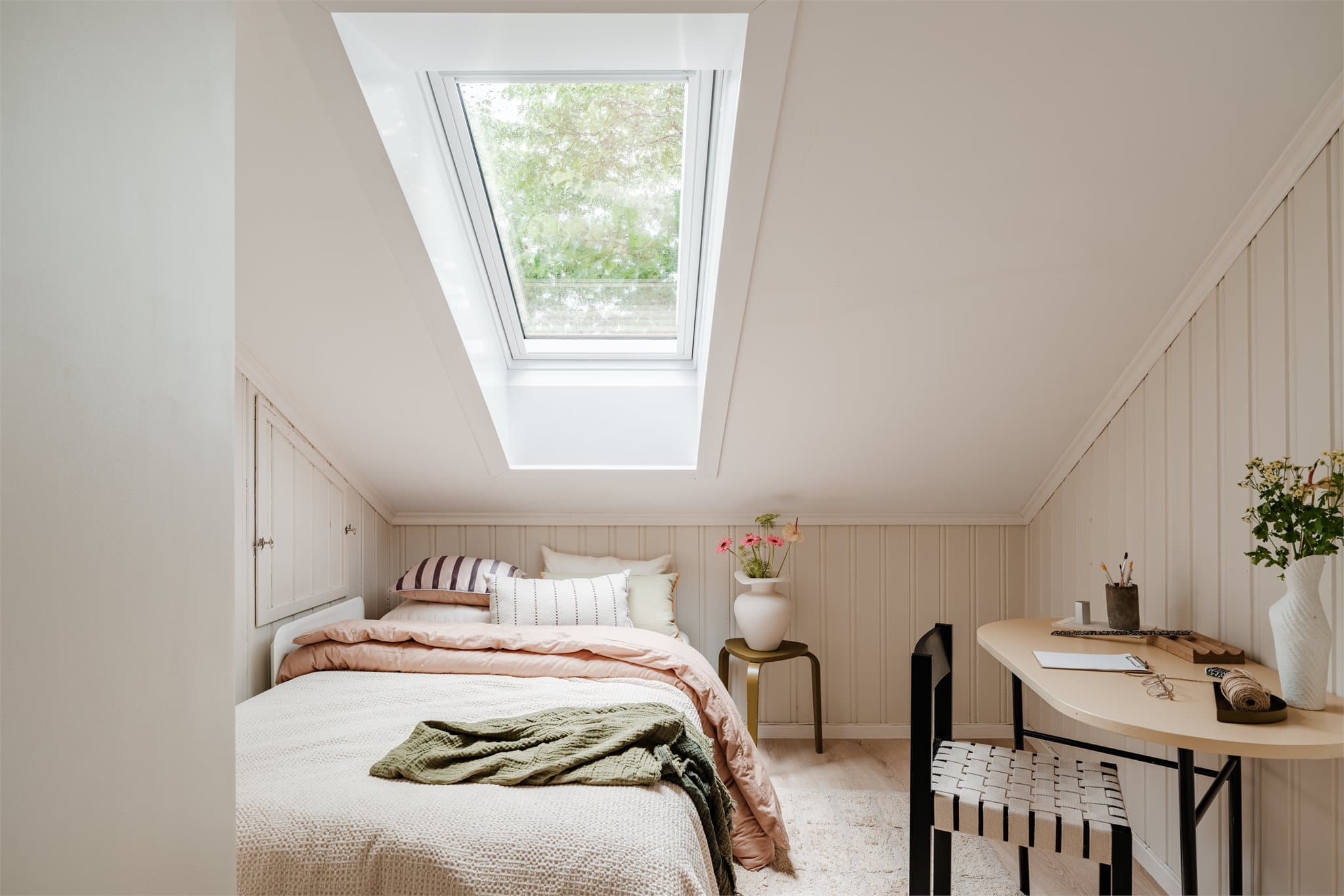 Soverommet fikk nytt Velux takvindu med innebygget gardin i 2024.