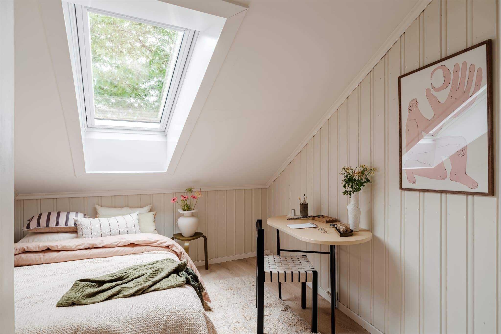 Rommet har plass til både seng og en liten arbeidsplass.