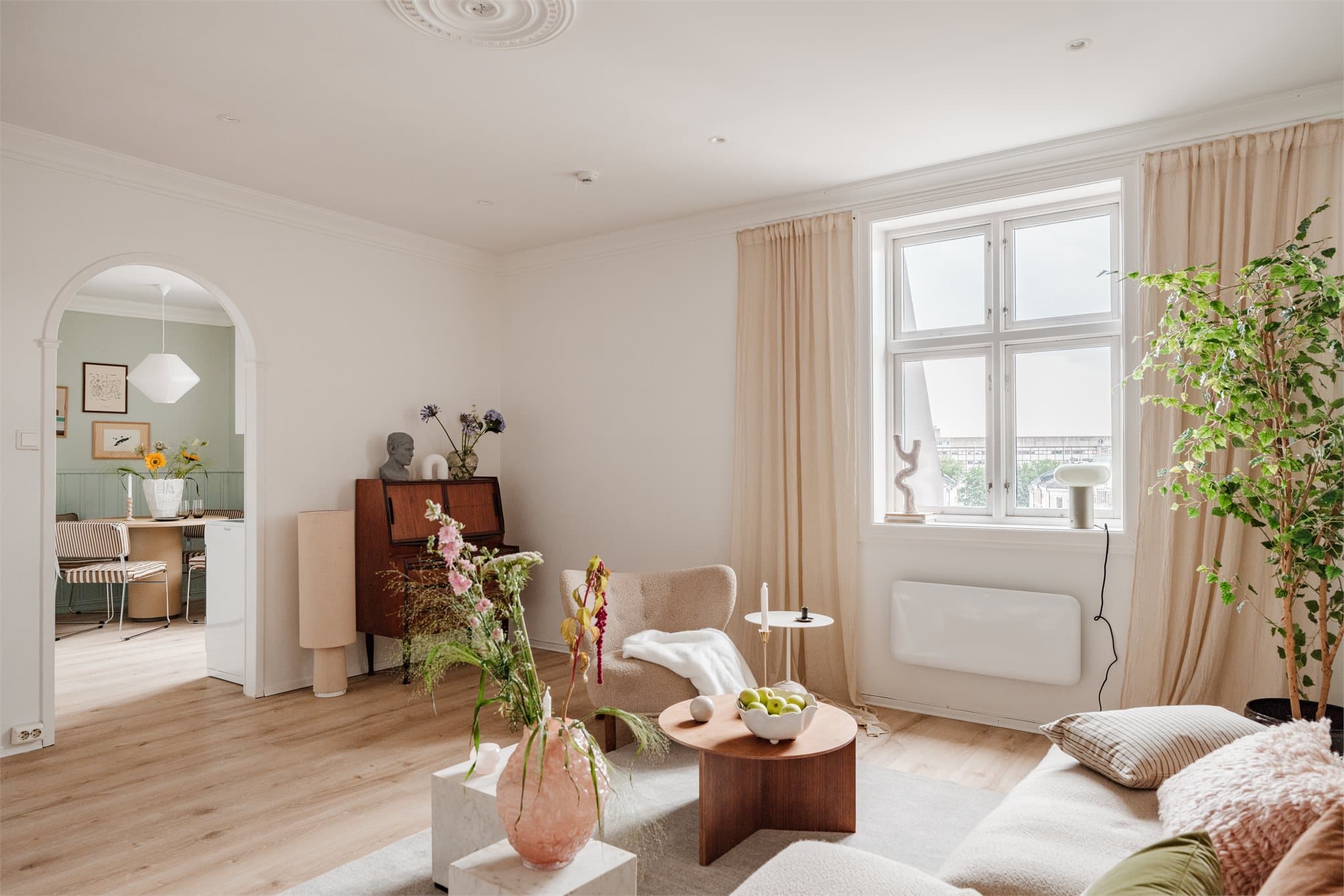 De sydvest-vendte vinduene i stuen gir gode lysforhold.