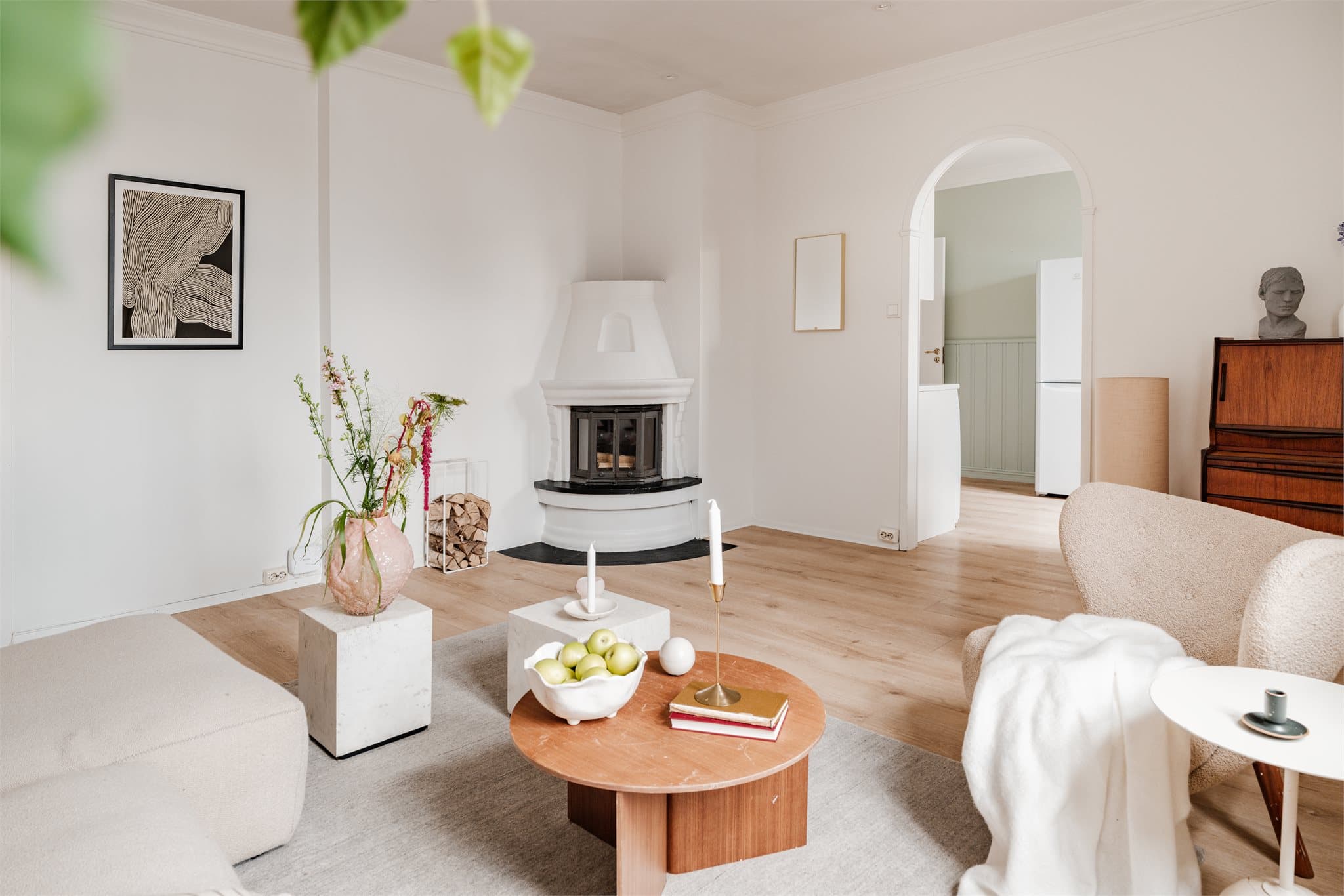 Et klassisk ildsted for ekstra varme og hygge på kalde dager. Pipeløpene ble totalrehabilitert i 2026