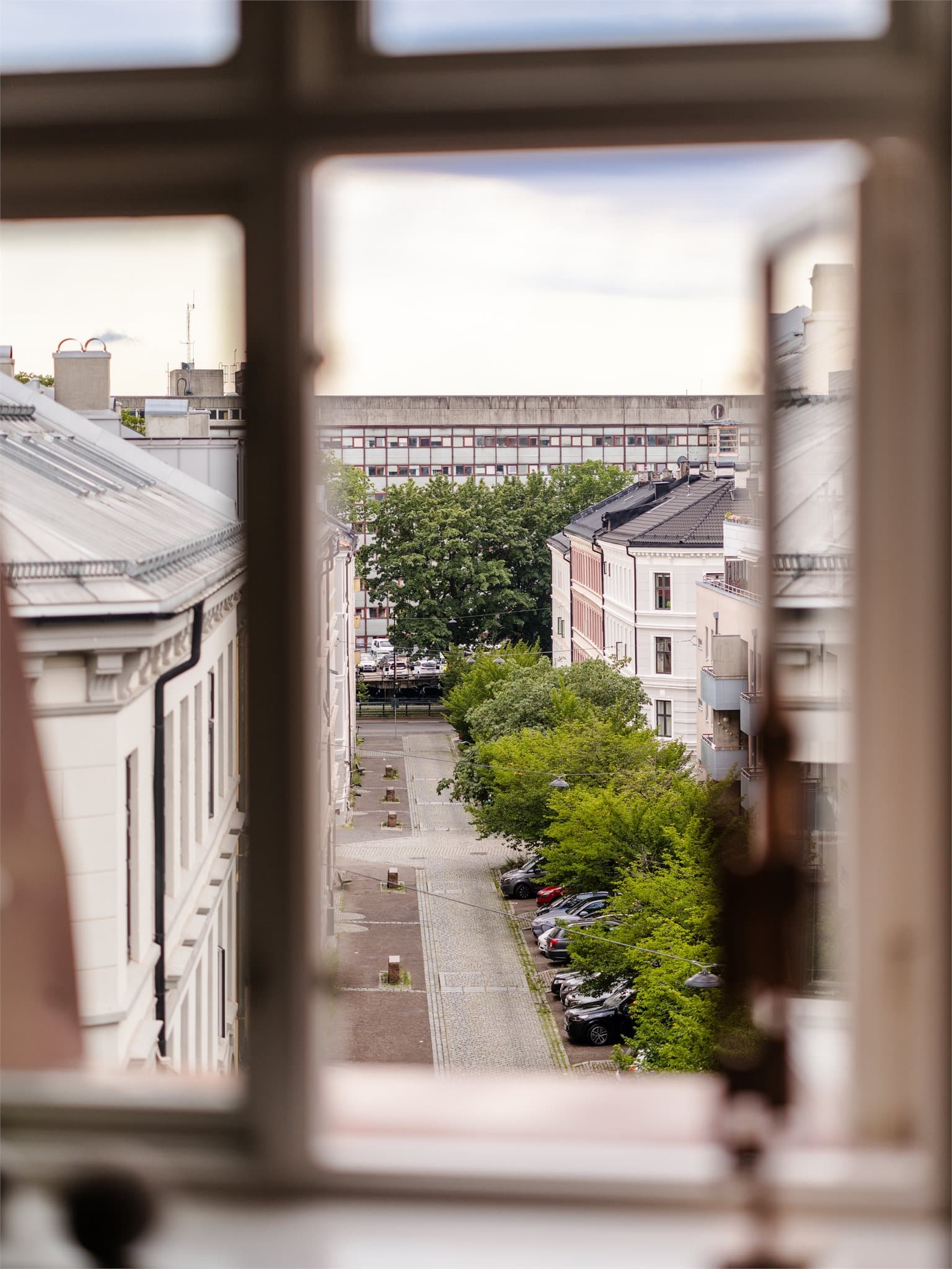 Utsikt over nabolagets tak og gateløp.