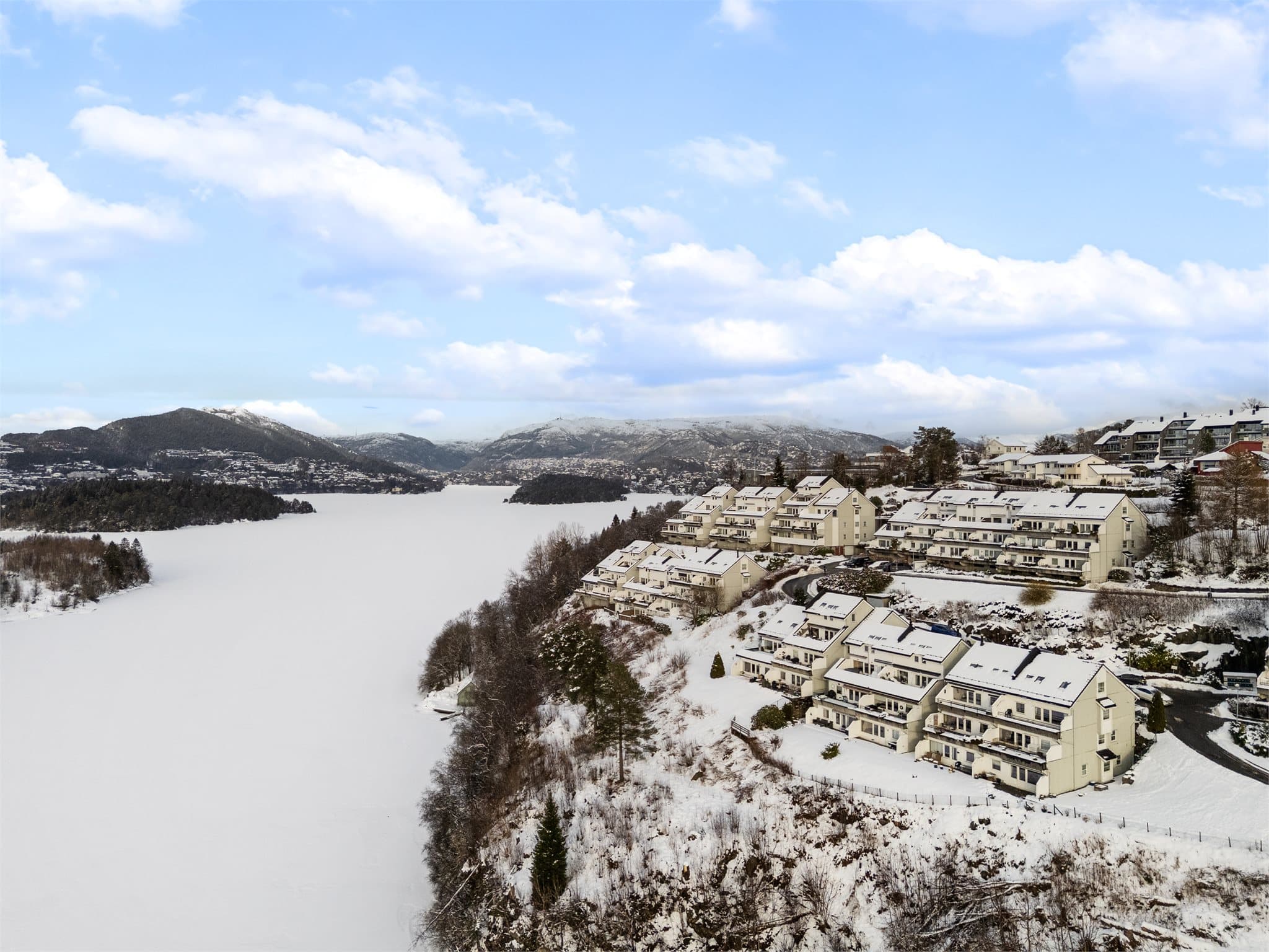 - Alle daglige servicetilbud finnes i nærområdet og man får de beste forutsetningene for effektive hverdager og flotte fridager -