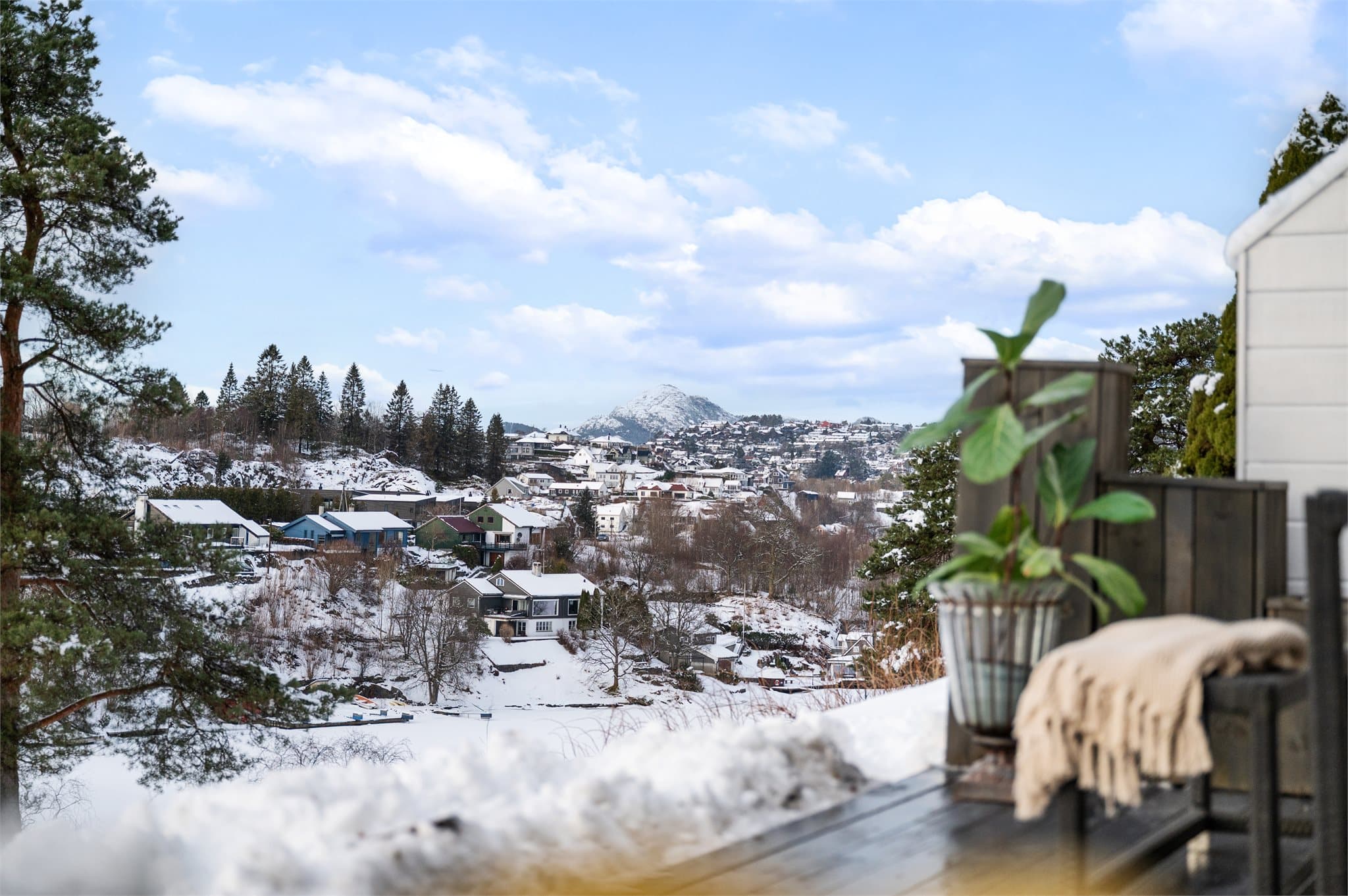 - Herfra har du nydelig utsikt med kveldssol midtsommers -