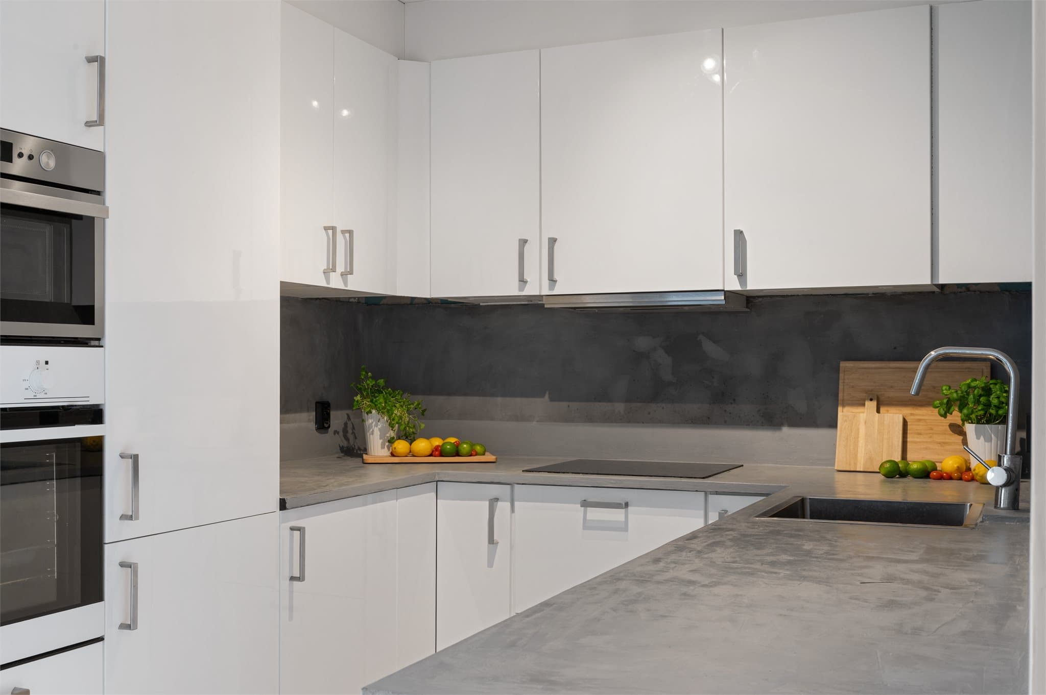 - Godt med skap- og benkeplass gjør matlagingen til en drøm -