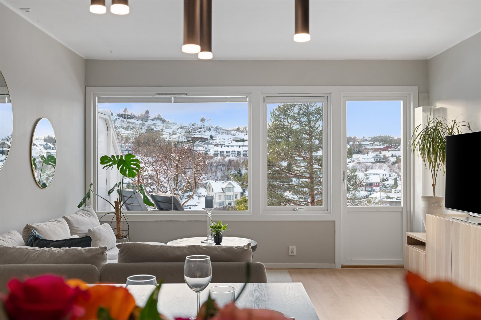 - Generøse vindusflater slipper inn rikelig med naturlig sollys, uten noen form for innsyn -