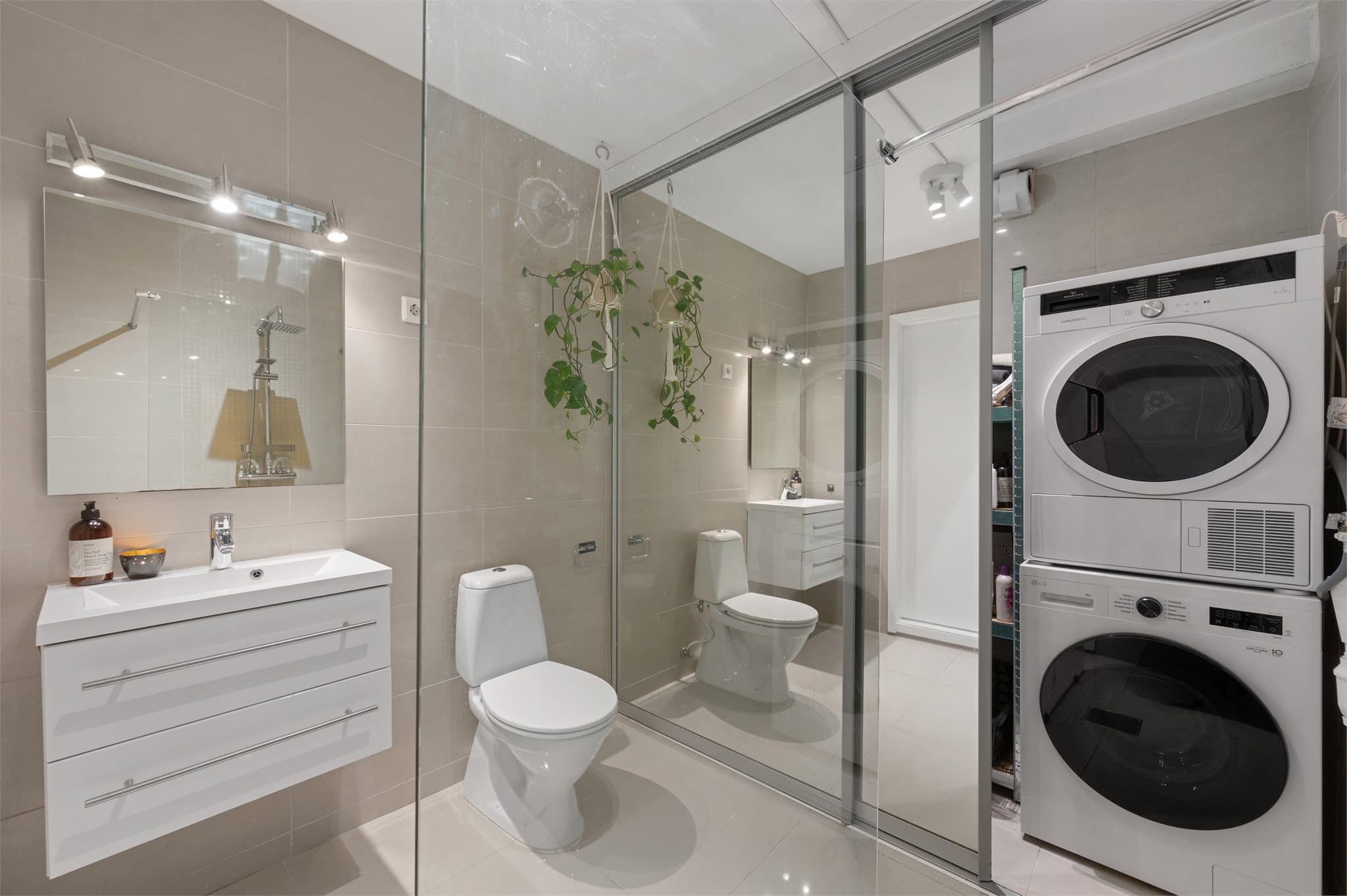 - Svært praktisk med skyvedørsgarderobe m/opplegg for vaskemaskin og ekstra lagringsplass -