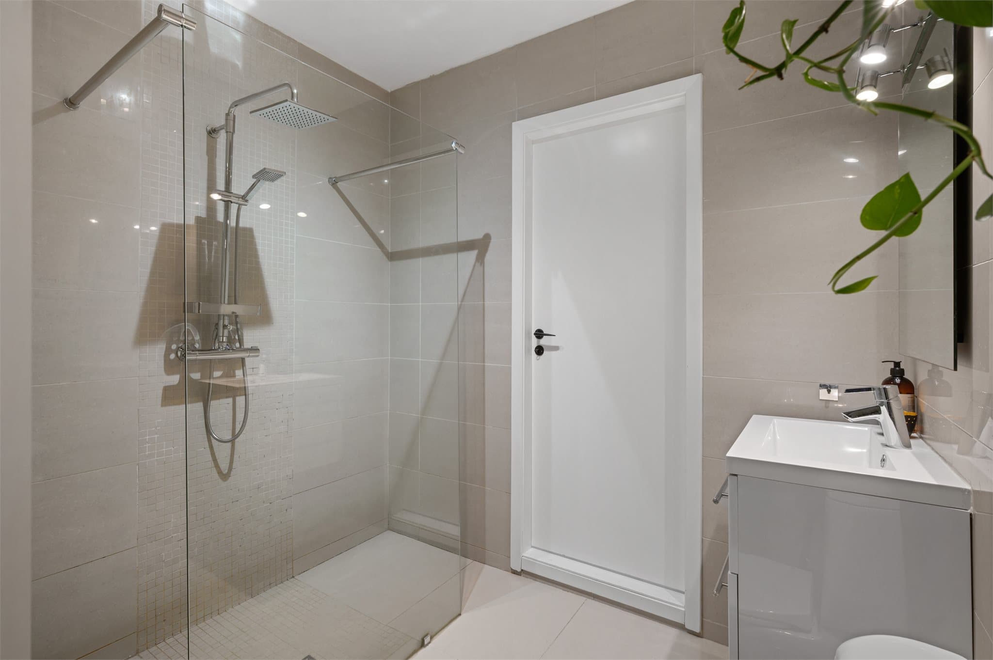 - Gulvvarme på bad sørger for en jevn og behagelig varme i rommet -