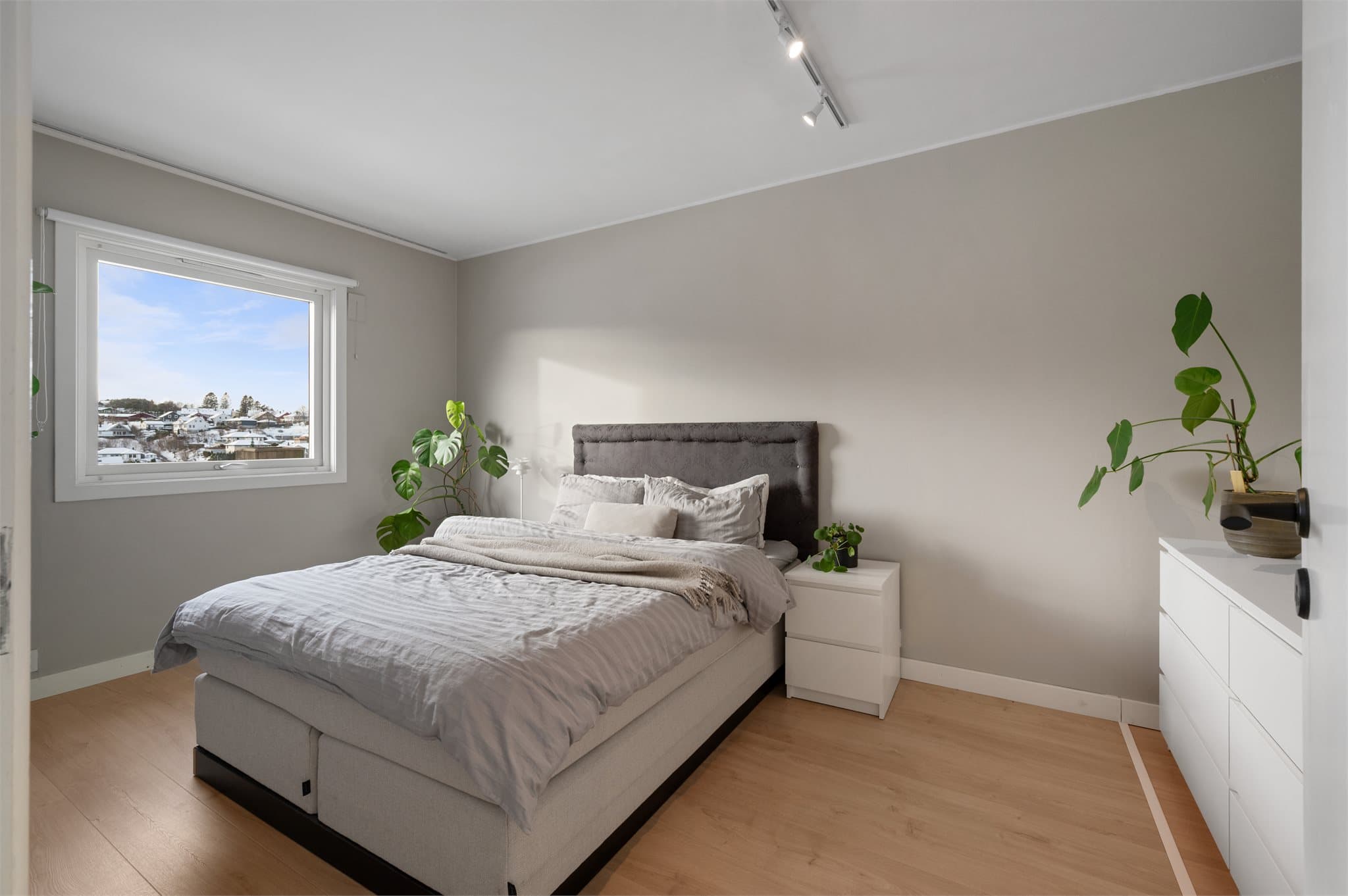 - Soverommet måler 12,9m² -