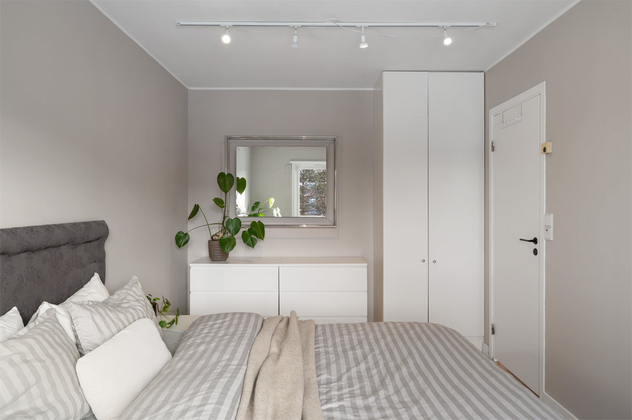 - Merk praktisk garderobeløsning -