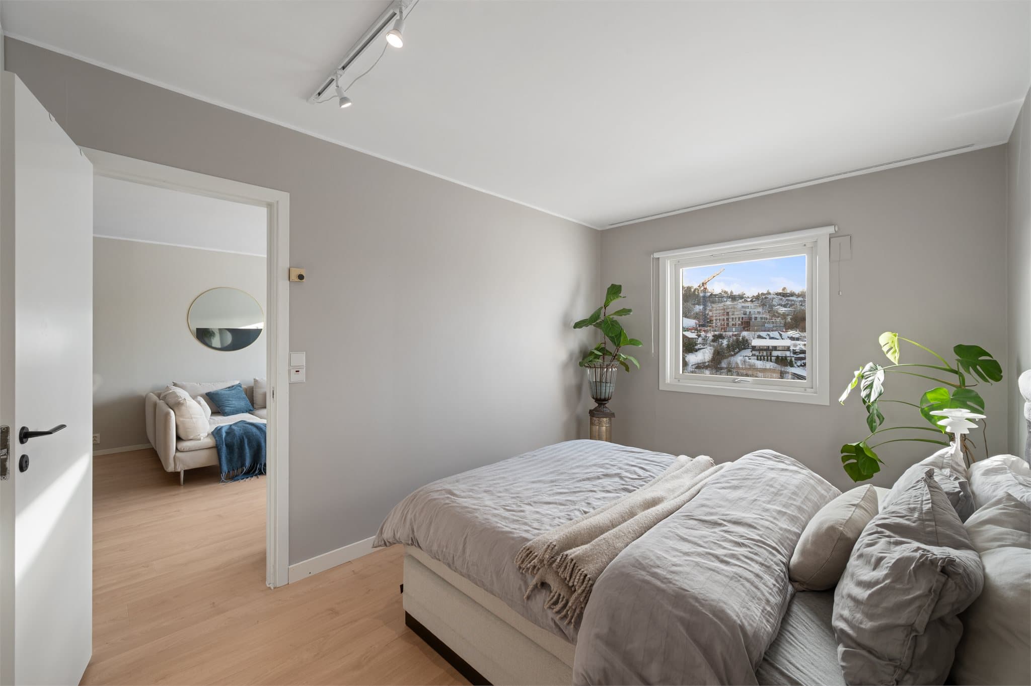 - Her har man god plass til dobbeltseng i ønsket størrelse og tilhørende møblement -