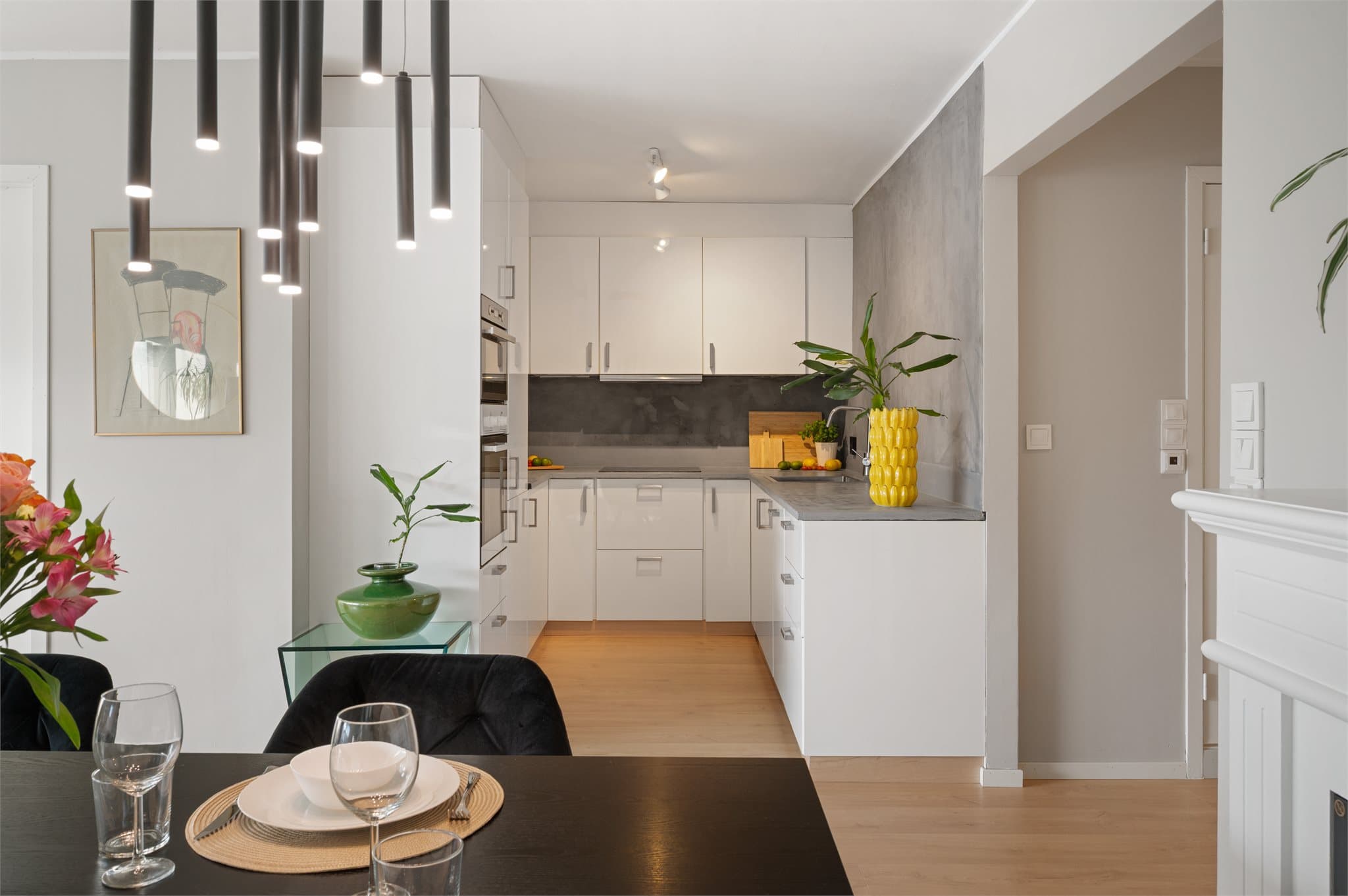 - Lekker kjøkkeninnredning med slette fronter og benkeplate i laminat -