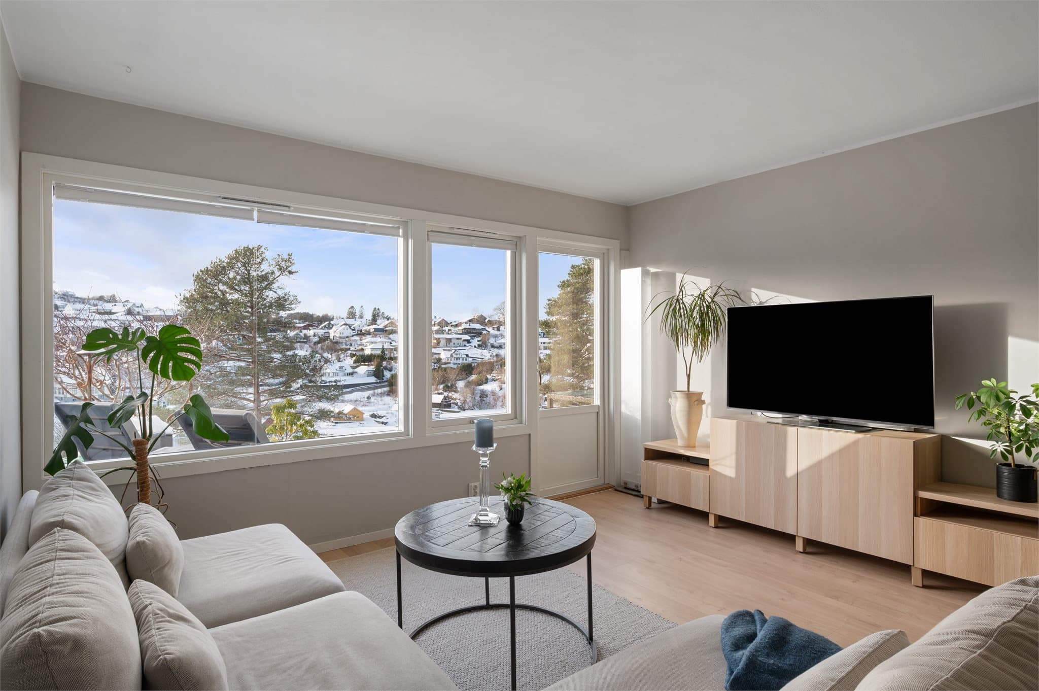 - En flott leilighet med fast garasjeplass, nydelige utsiktsforhold og nærhet til "alt"! -