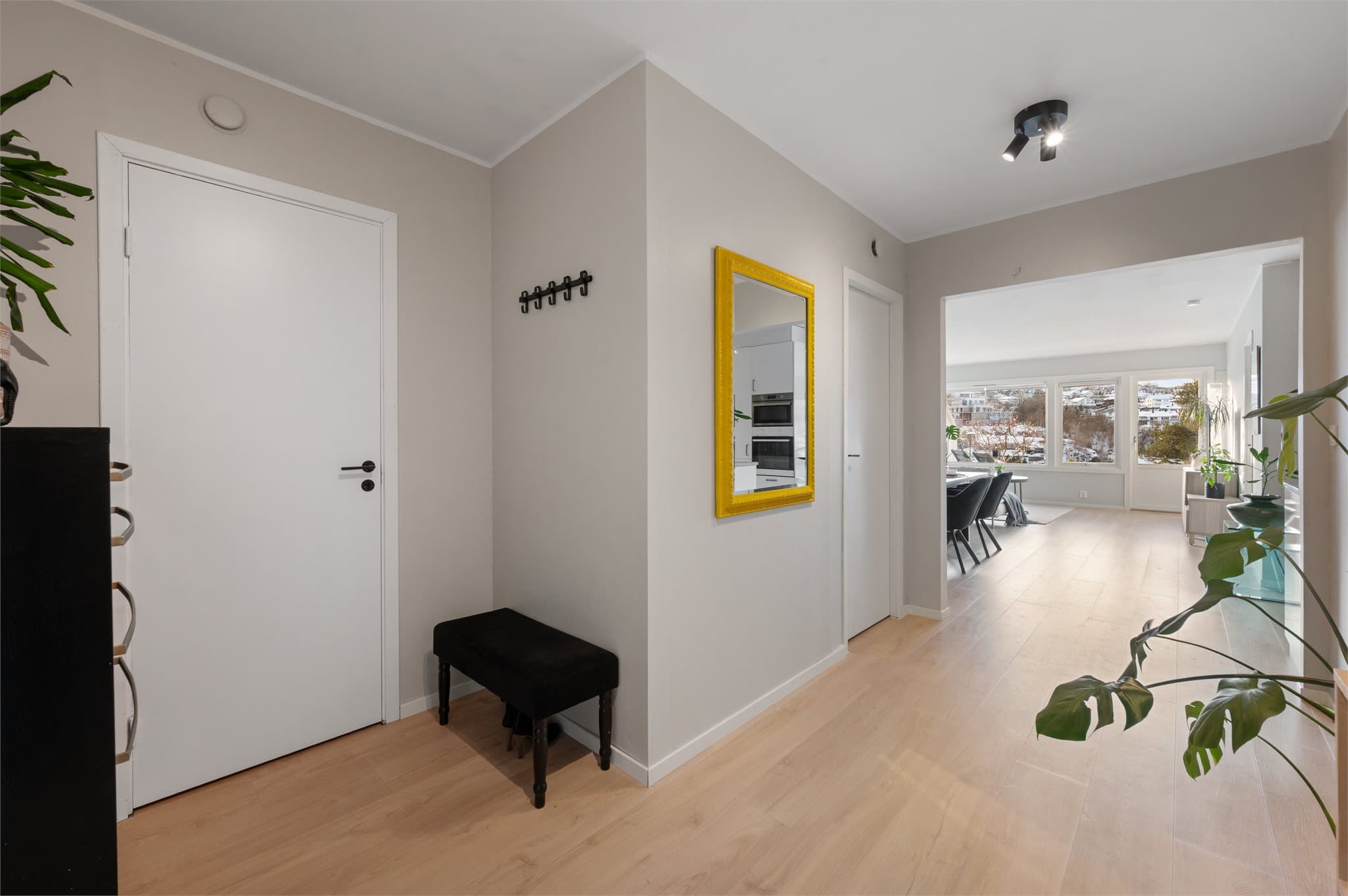 - Du blir ønsket velkommen hjem til en romslig og innbydende entré -