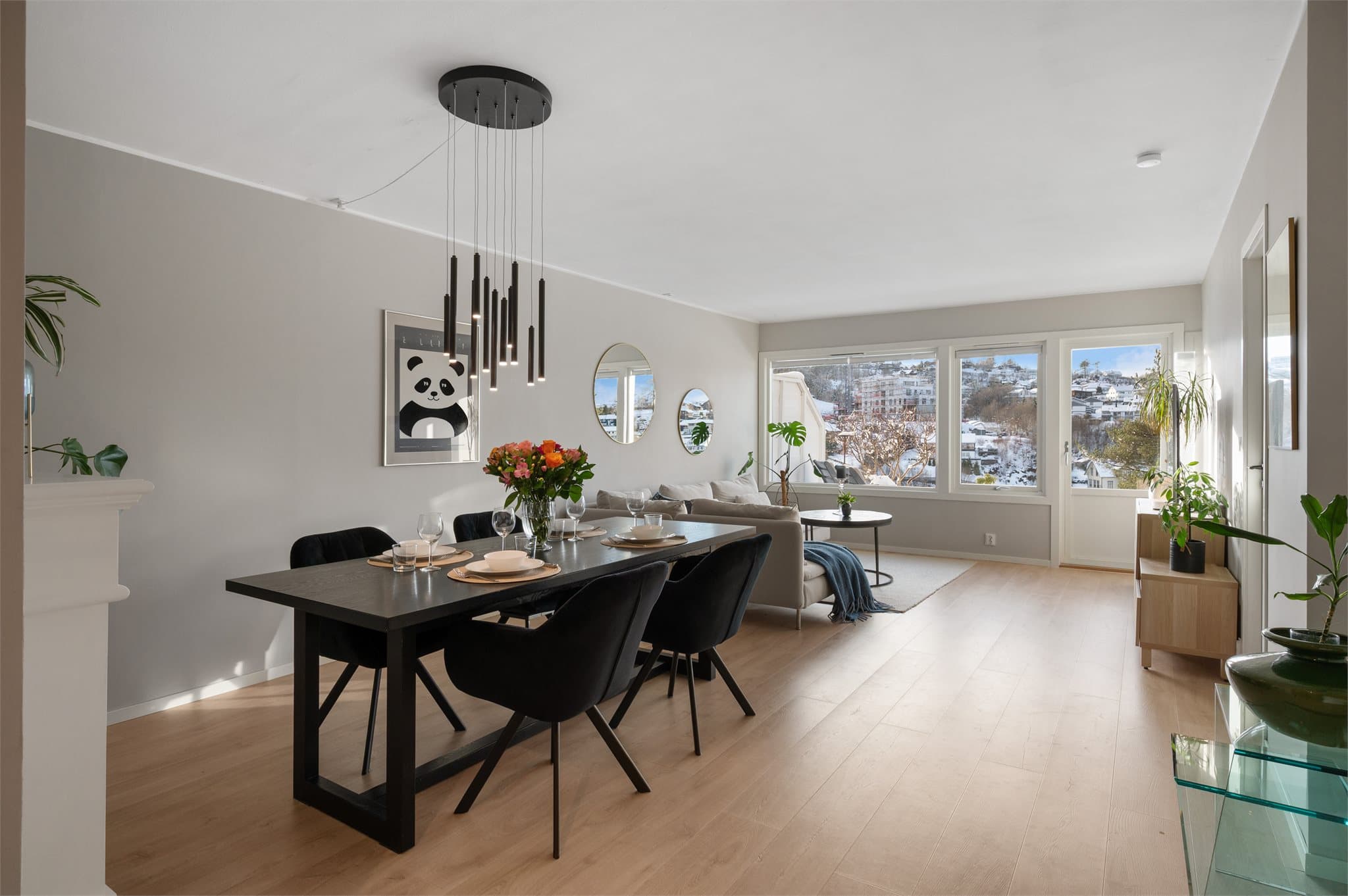 - Gjennomgående lik laminat på gulv gir en rød tråd gjennom boligen og skaper et nydelig helhetsinntrykk -