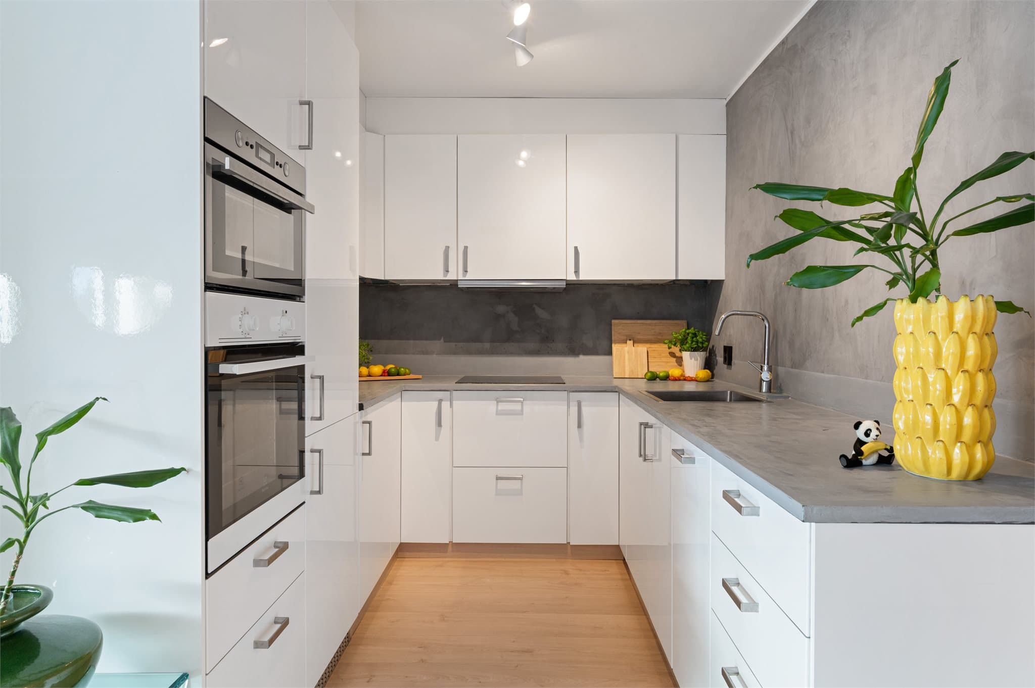 - Ny eier får gleden av integrert platetopp m/induksjon, stekeovn, mikrobølgeovn, oppvaskmaskin og kombiskap -