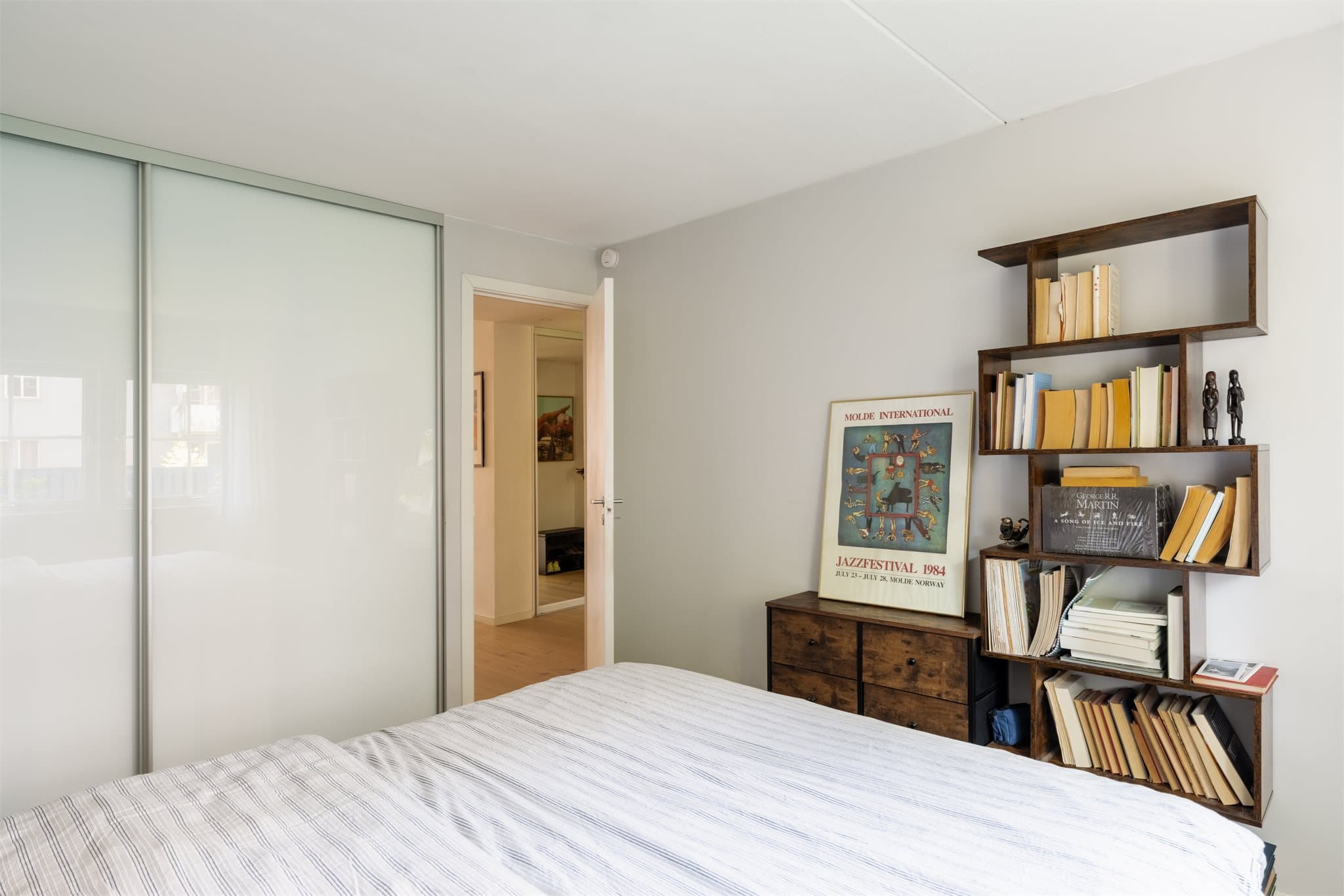 Stor skyvedørsgarderobe gir rikelig med oppbevaringsplass.