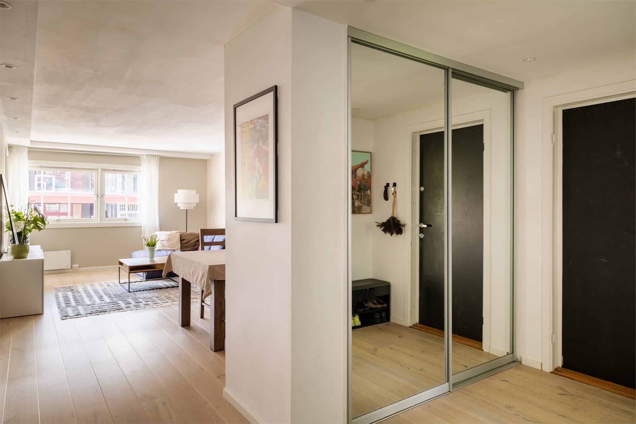 God lagringsplass med garderobe i entréen og en ekstern bod på 4 m².