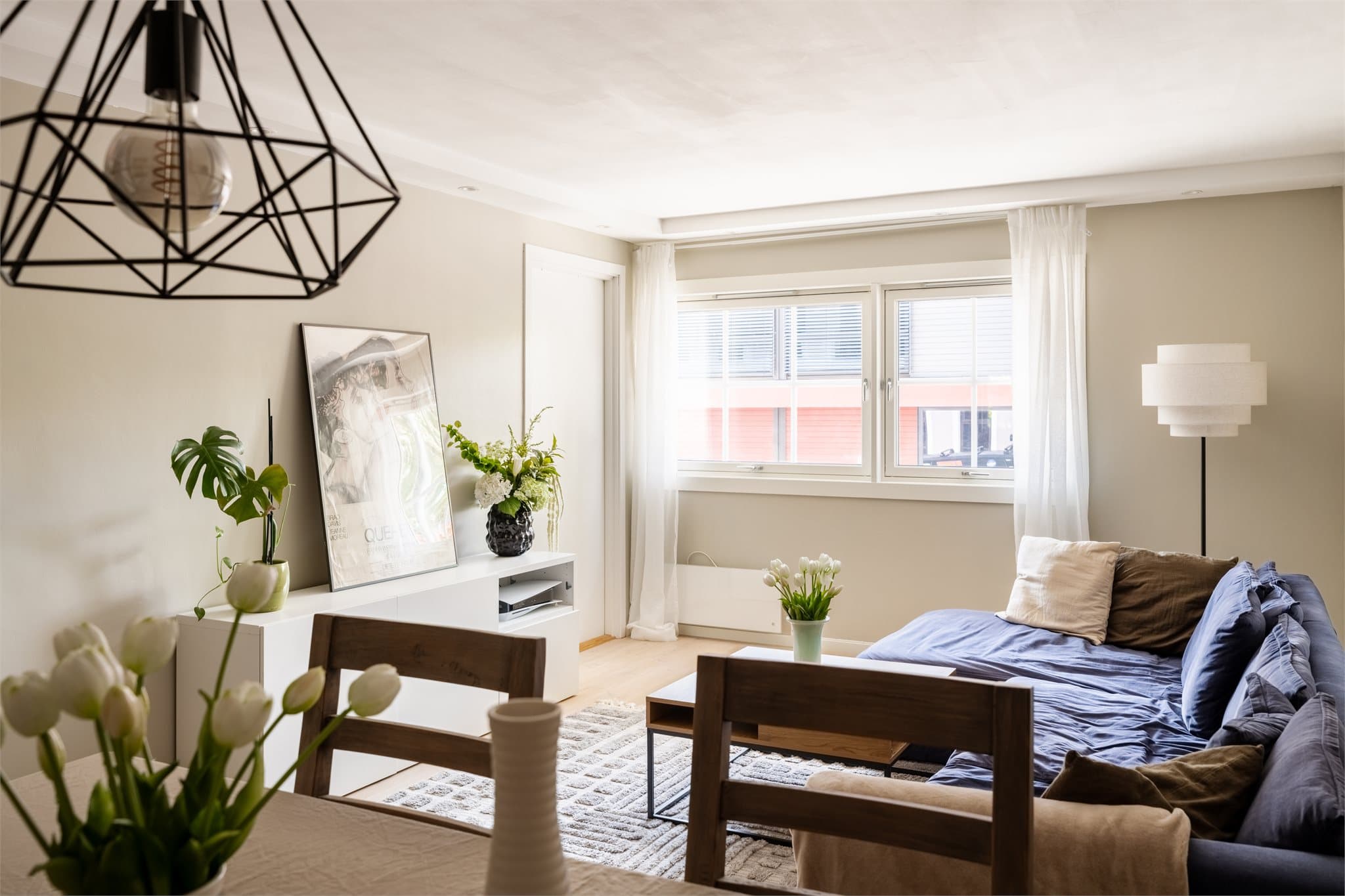 Stuen har god plass til både sofagruppe og spisebord.