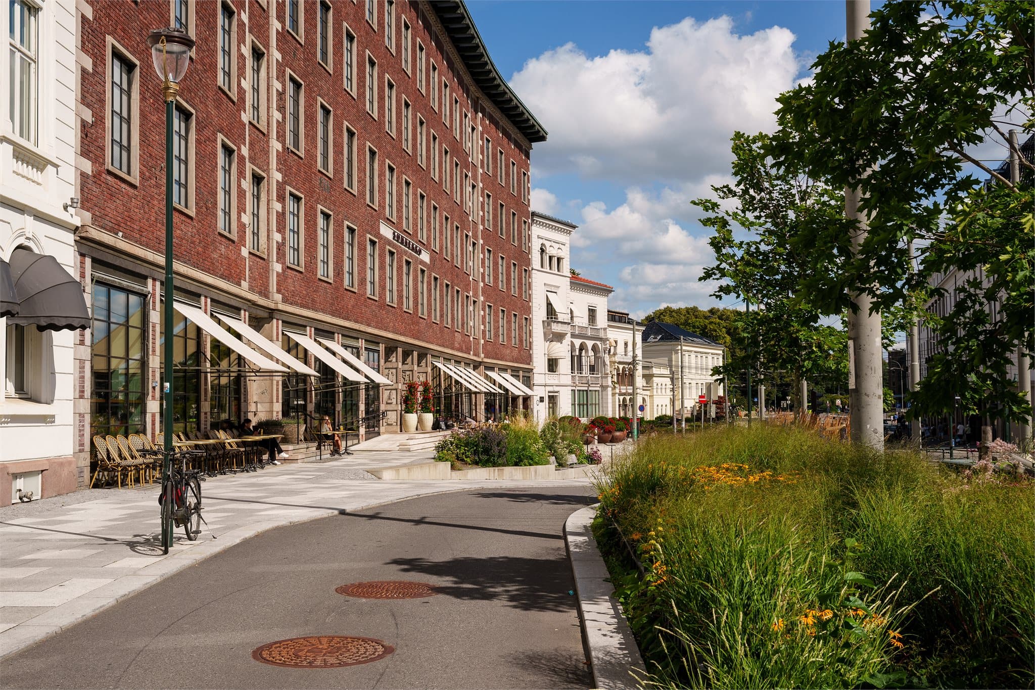Solliplass ligger kun er par hundre meter unna, og herifra er det hyggelig gangforbindelse videre mot Aker Brygge og Tjuvholmen.