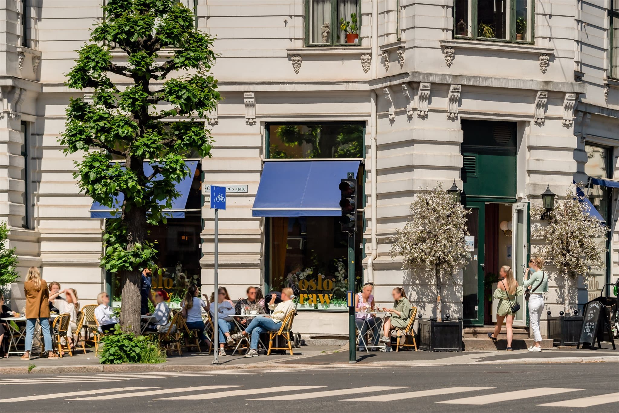 Nabolaget byr på et bredt utvalg av velrenommerte restauranter og hyggelige kafeer, eksempelvis Oslo Raw.