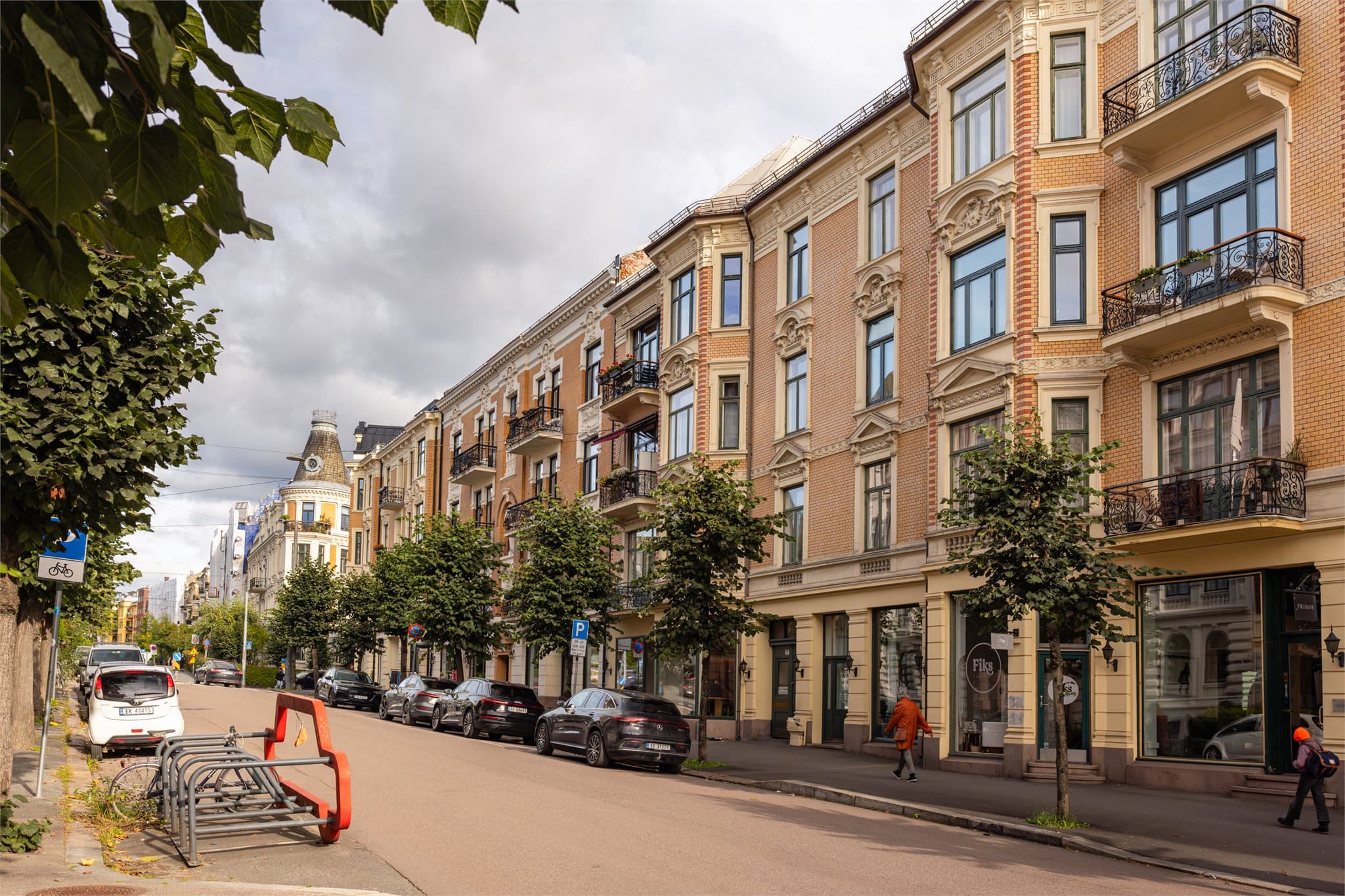 Området preges av klassiske bygårder med et urbant og levende byliv på bakkeplan.