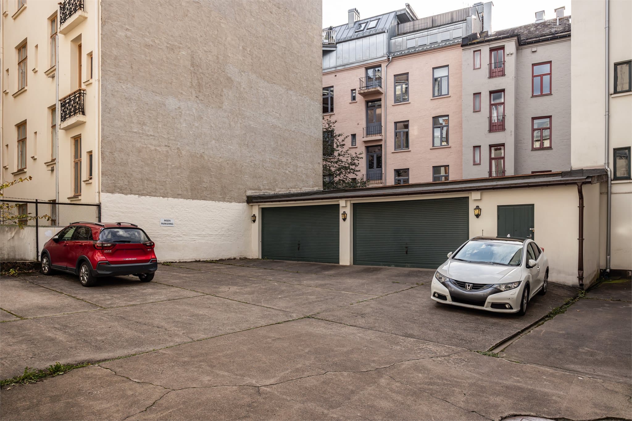 *Seksjonen har vedtektsfestet rett til å disponere 1 parkeringsplass i gårdsrom.