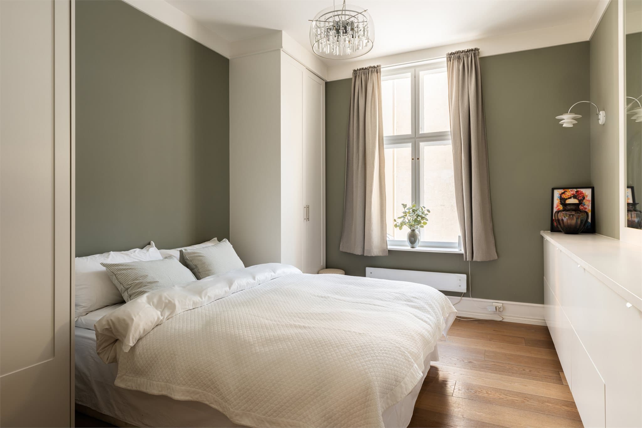 Det andre soverommet er av god størrelse, med plass til dobbeltseng.