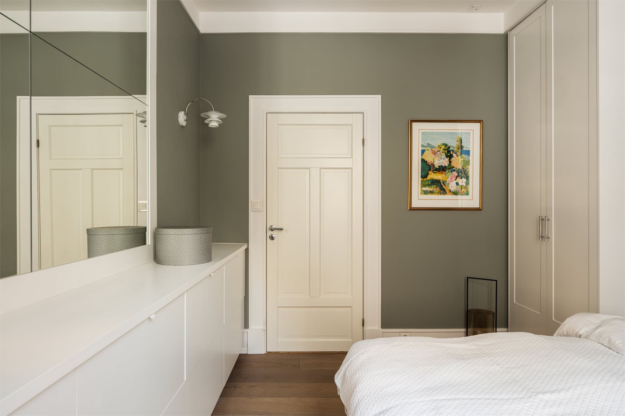 Rommet egner seg utmerket som soverom, gjesterom eller et representativt hjemmekontor.