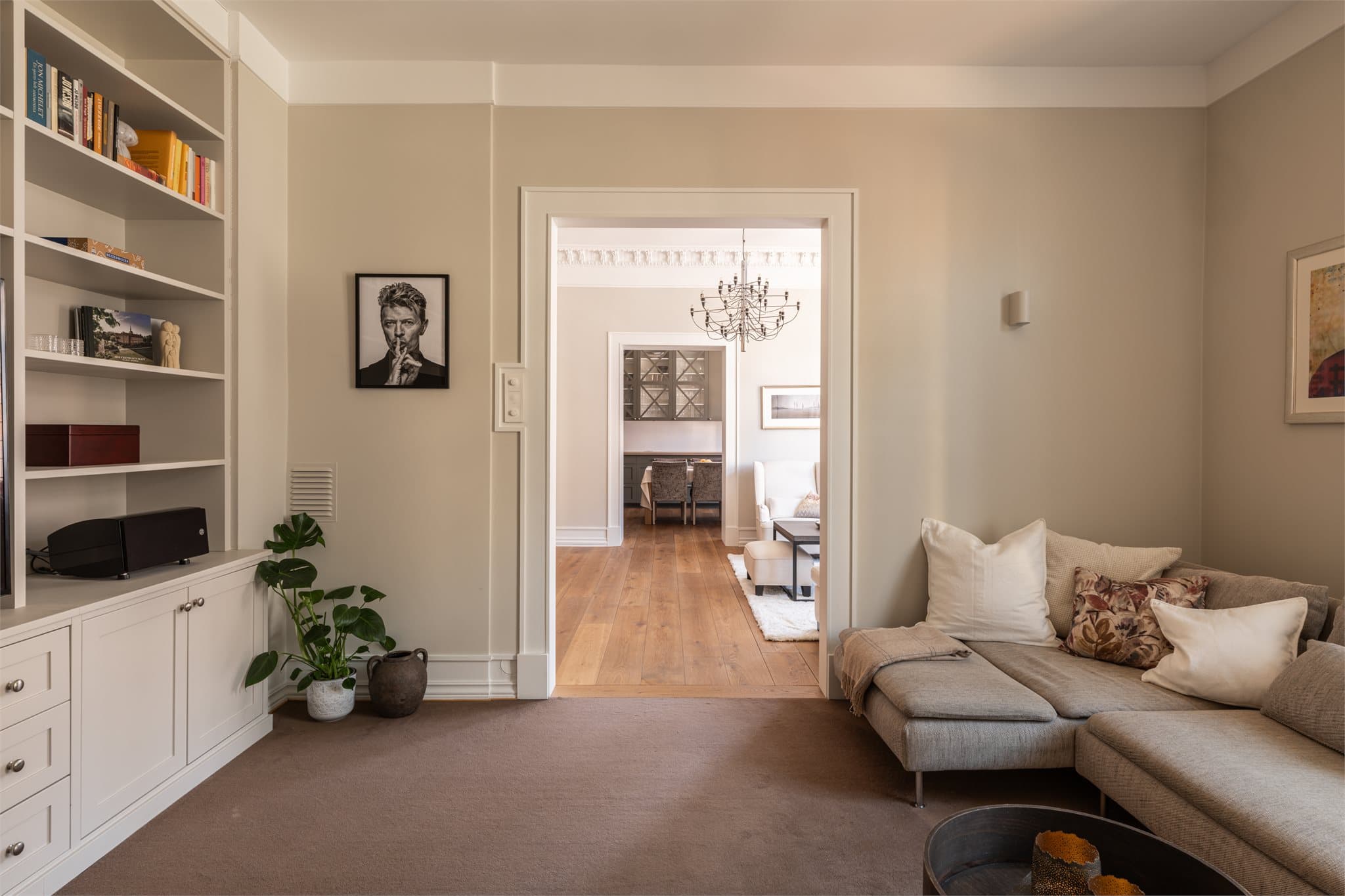 Åpne overganger mellom stuene skaper en god flyt og en sosial atmosfære i boligen.