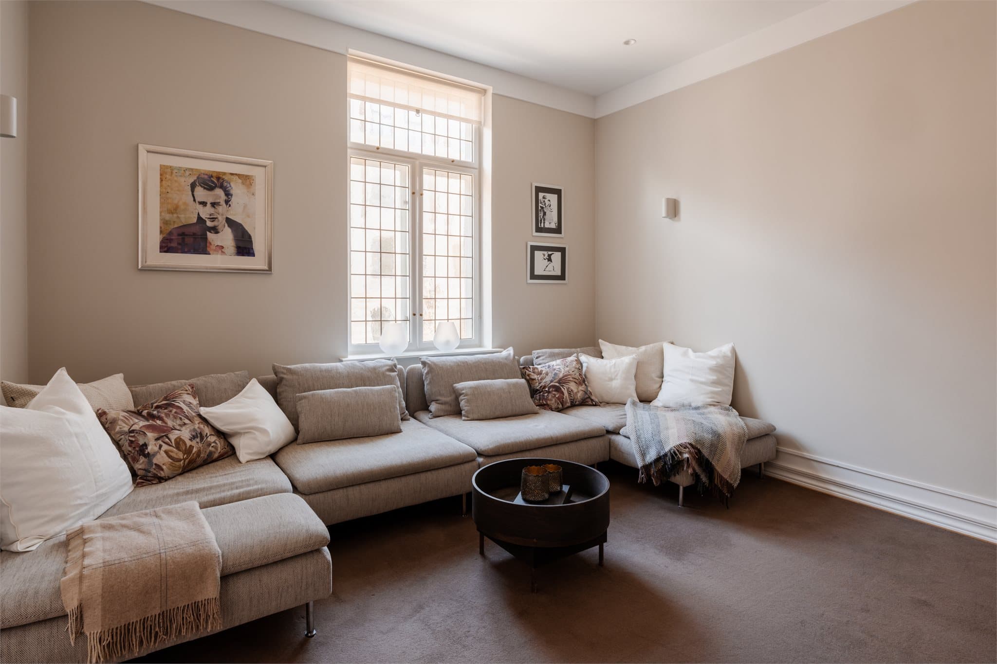 Her er det god plass til en komfortabel sittegruppe for rolige kvelder.