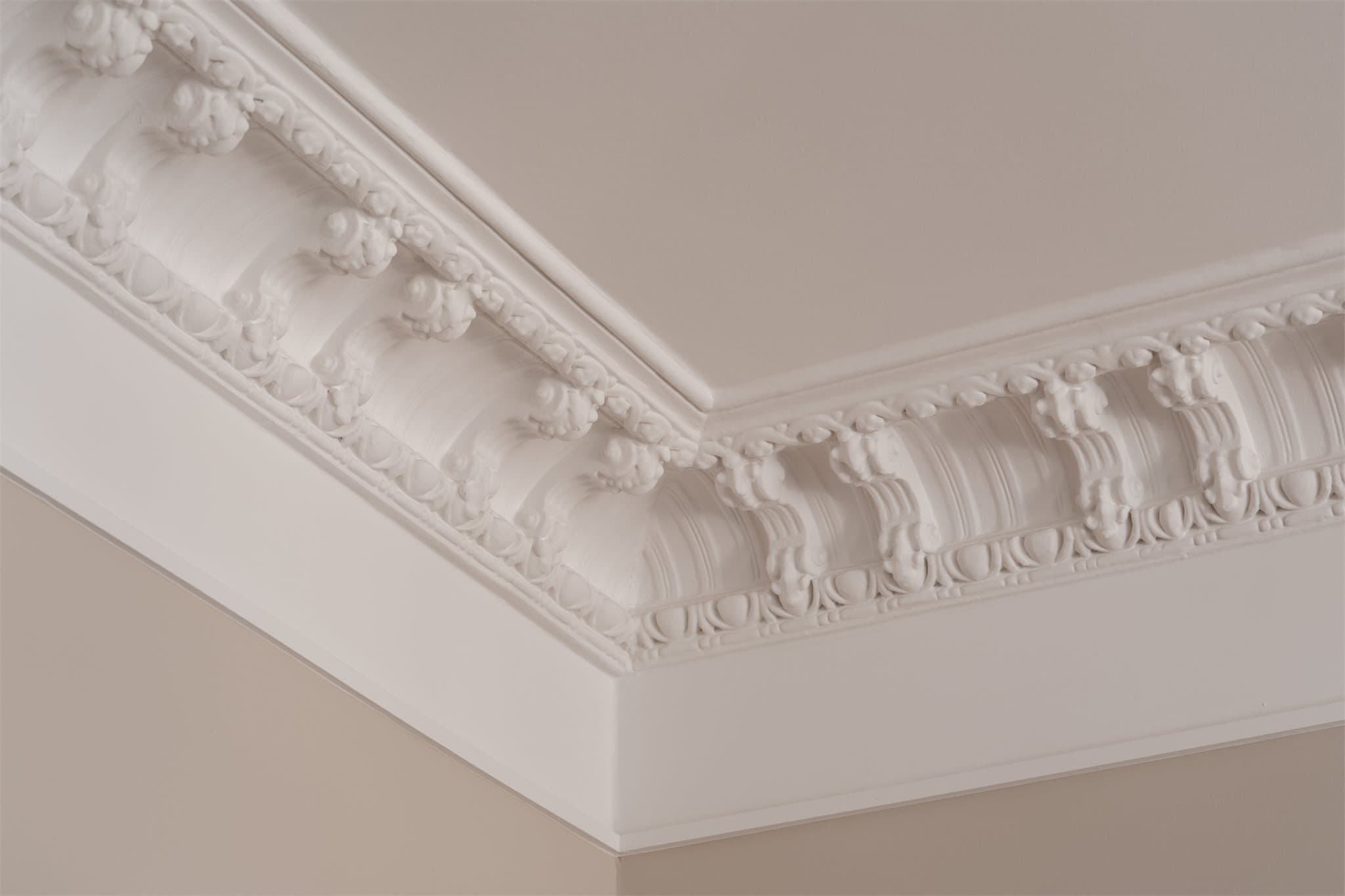 Takhimlingen er rikt utsmykket med dekorative detaljer.