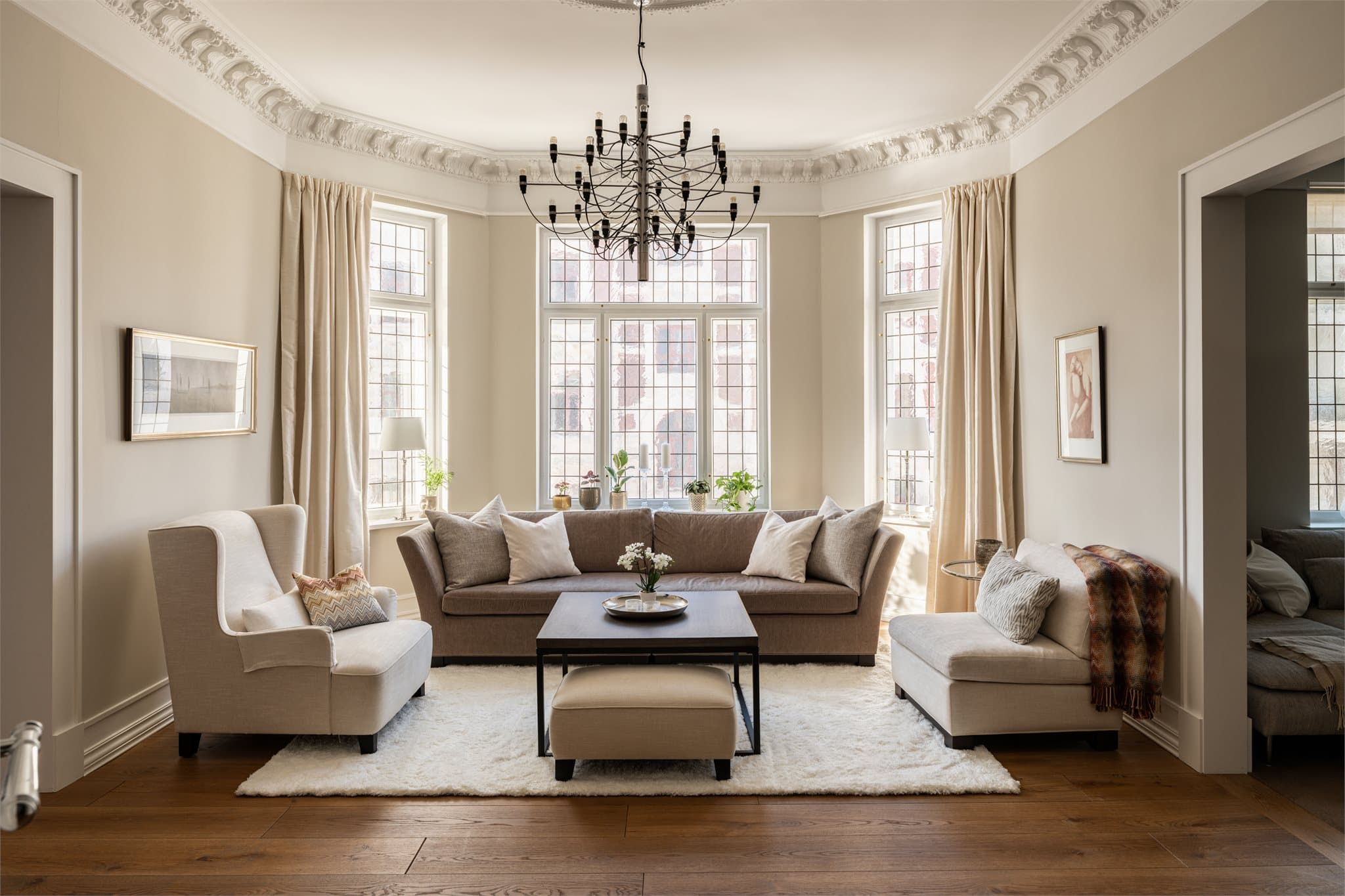 En klassisk leilighet med store, luftige rom og en representativ atmosfære som kombinerer historisk sjarm med moderne komfort og kvalitet.