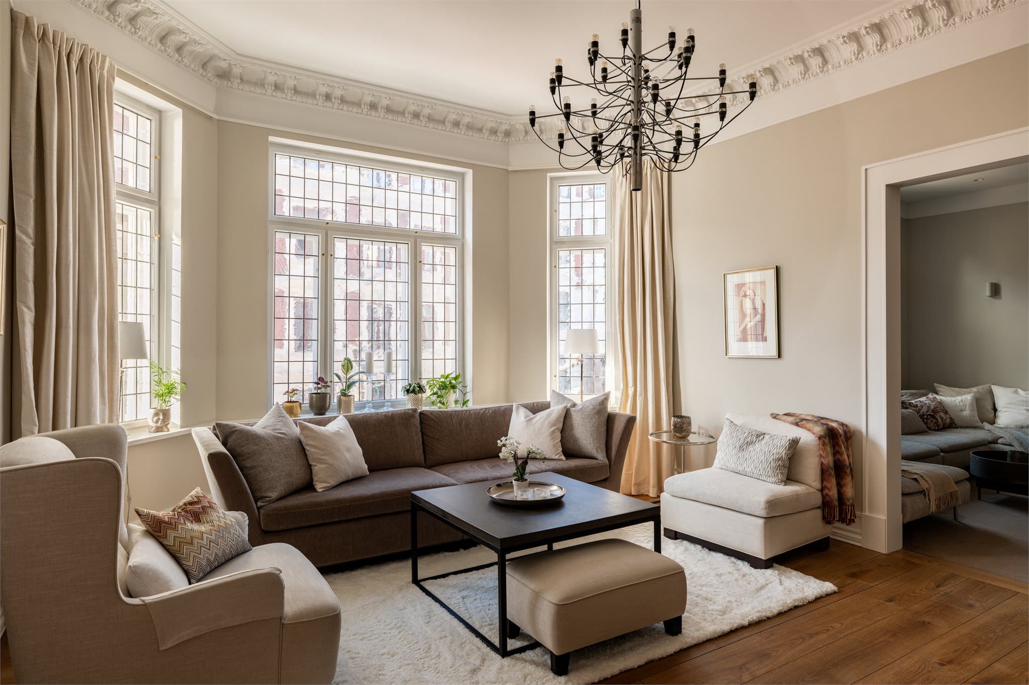 Leiligheten har to herskapelige stuer som ligger vakkert på rekke og skaper en luftig romfølelse.