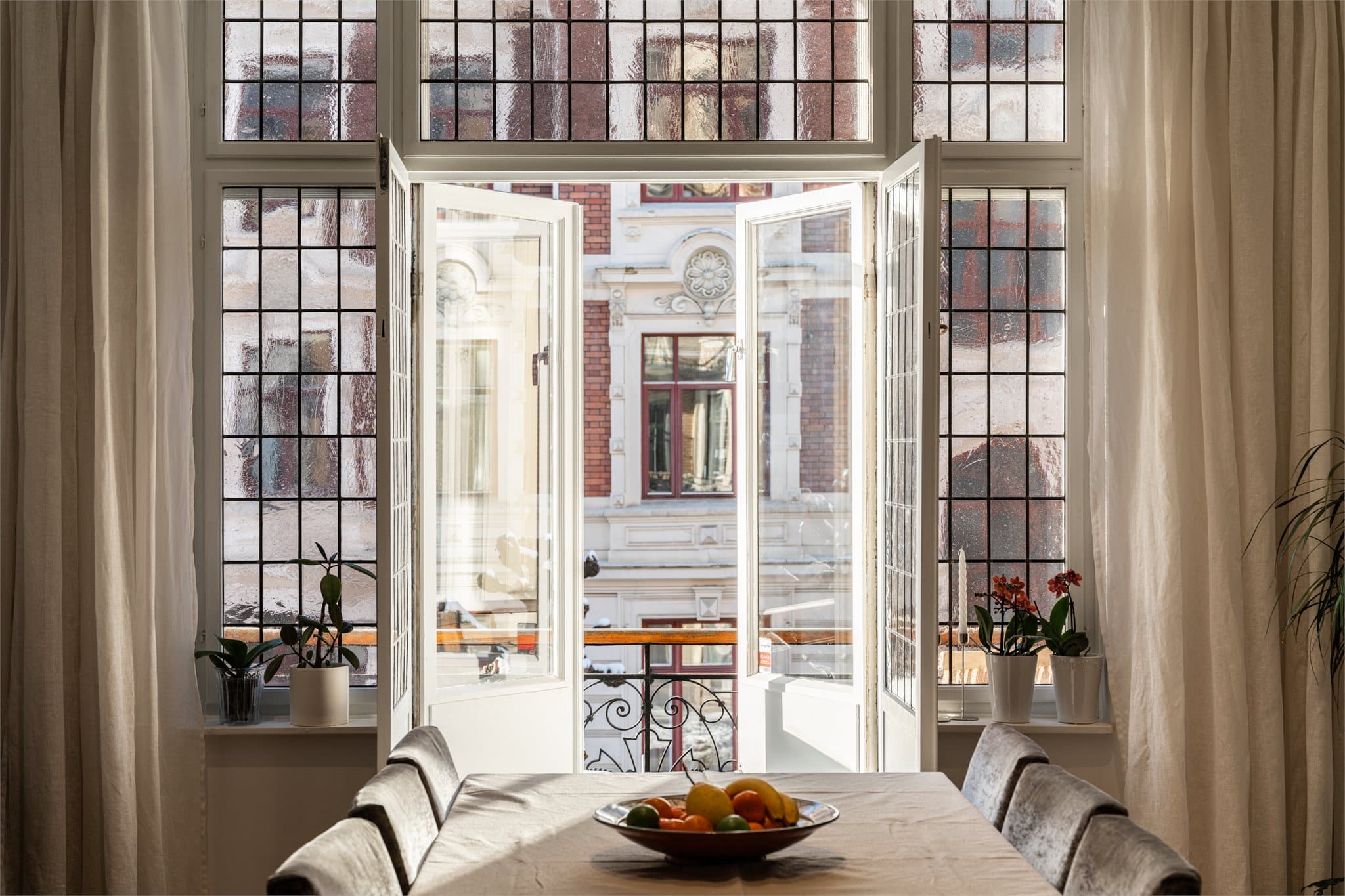 Med fløydøren som elegant bindeledd oppleves balkongen som en naturlig forlengelse av spisestuen.