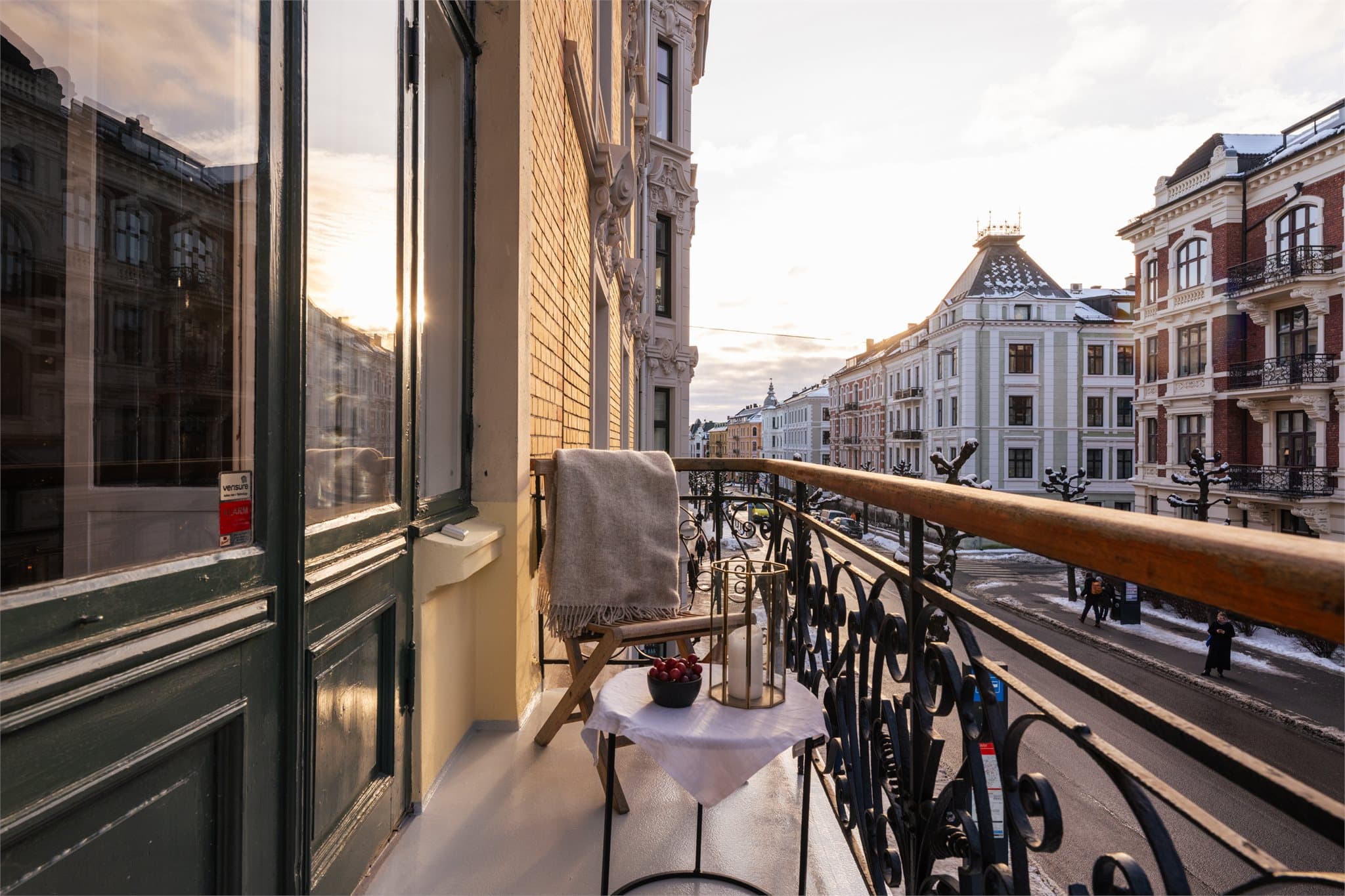 En representativ fløydør danner overgangen fra spisestuen til en hyggelig balkong på ca. 3 m².