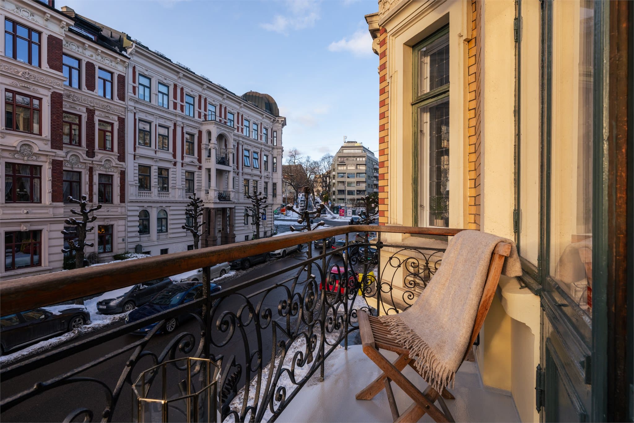 Uteplassen gir rom for et mindre cafébord med tilhørende stoler.