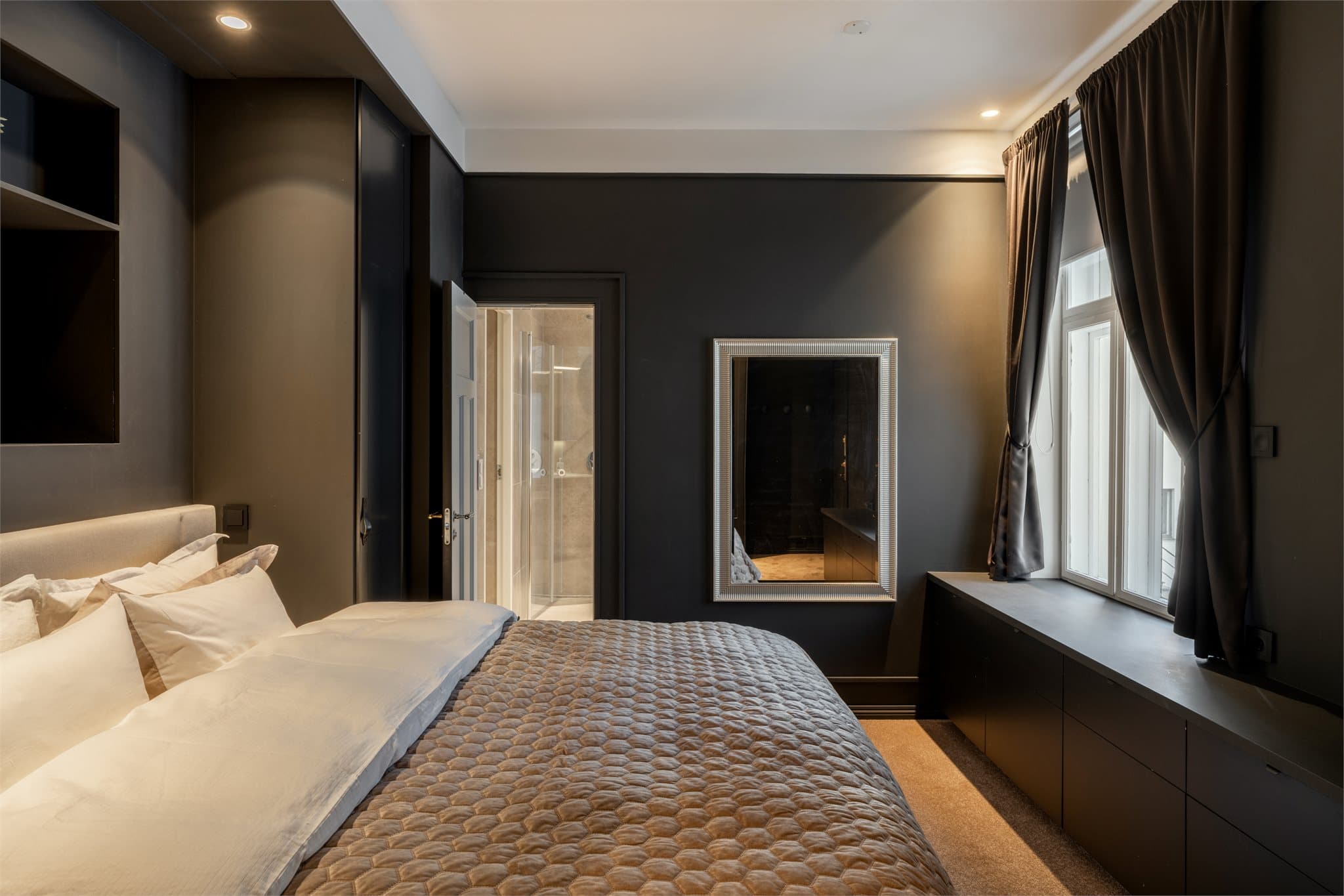 Soverommet har direkte tilknytning til hovedbadet, noe som danner en privat og tilbaketrukket sone.