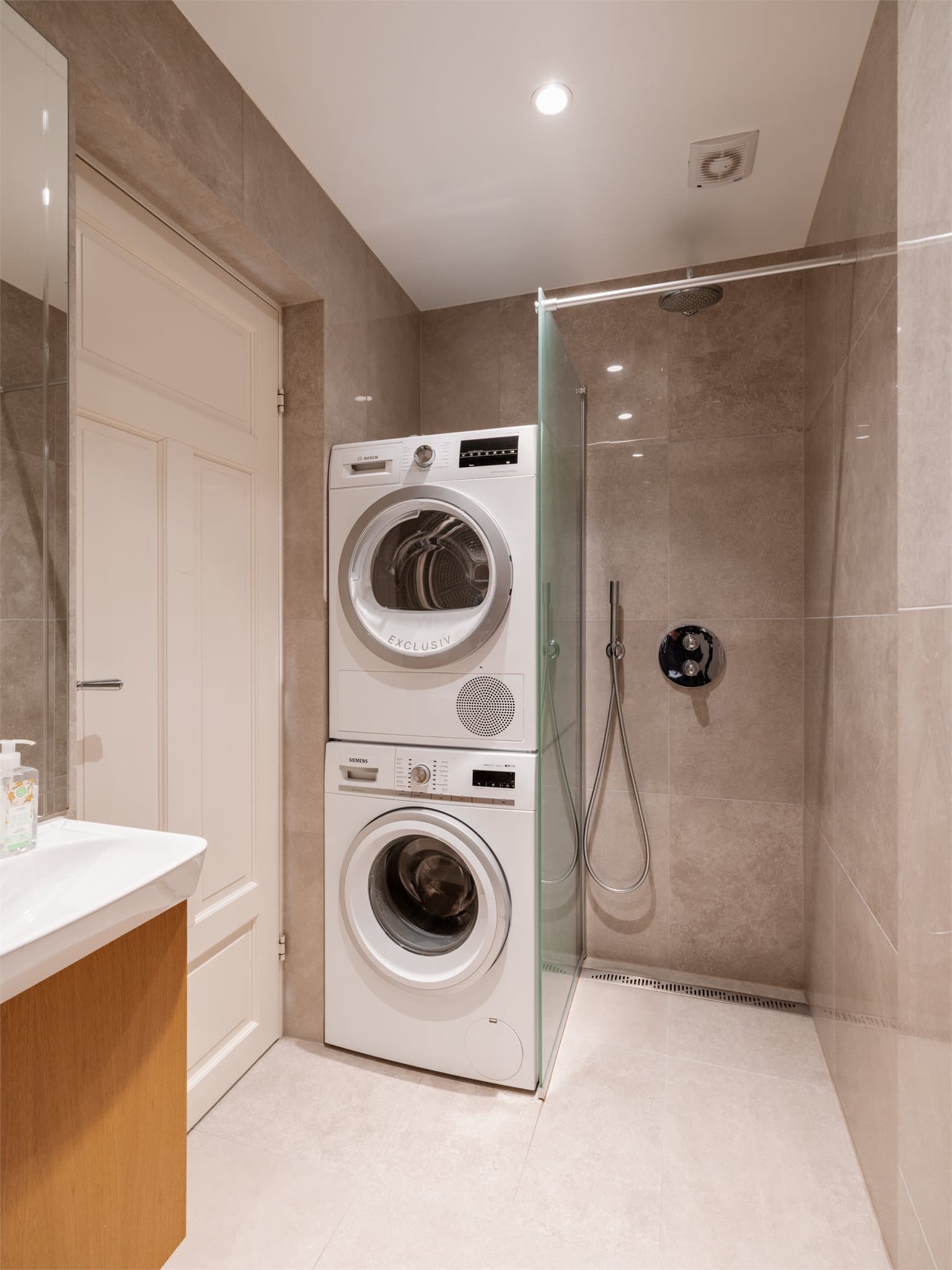 Begge badene har varmekabler i gulvet, downlights i tak samt mekanisk ventilasjon.