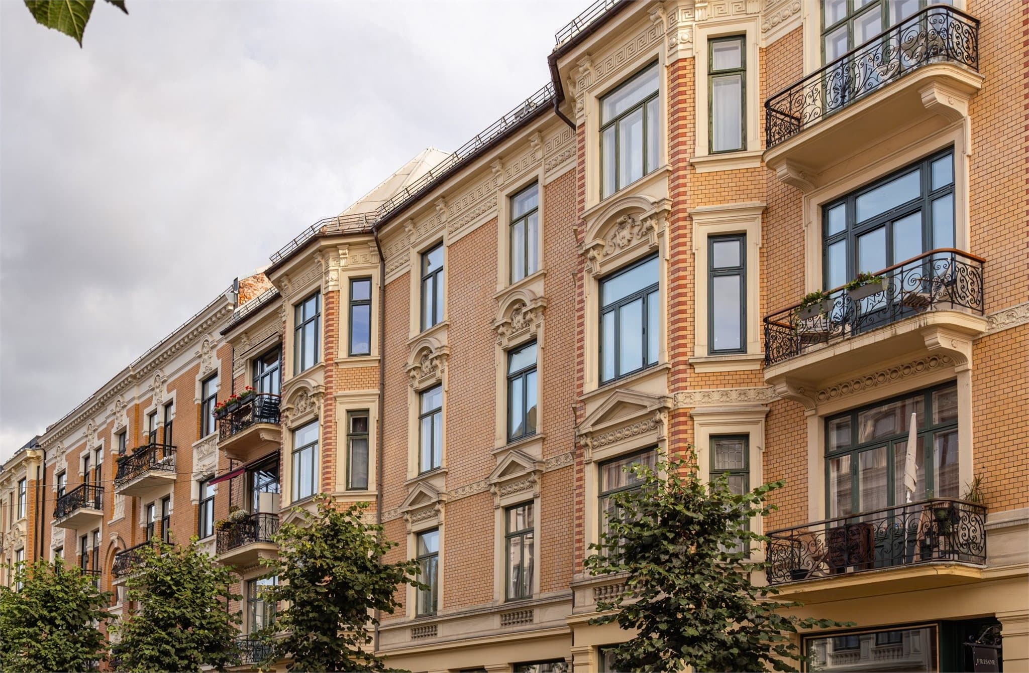 En klassisk og representativ bygård fra 1898, beliggende i et av Frogners mest fasjonable områder.