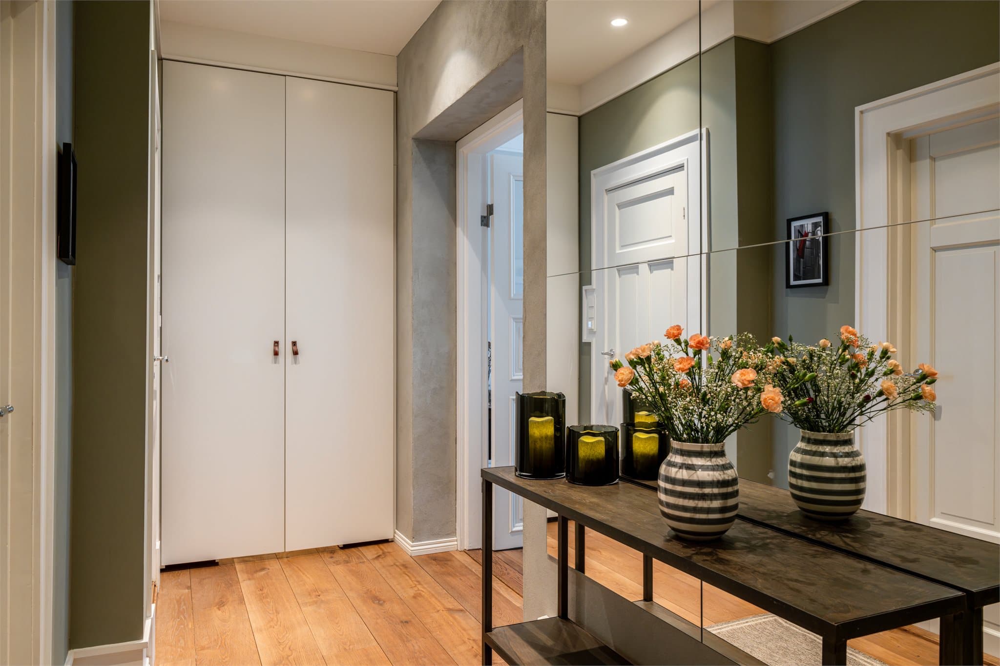 Fra entréen er det direkte tilgang til både de sosiale sonene og den private delen av boligen.