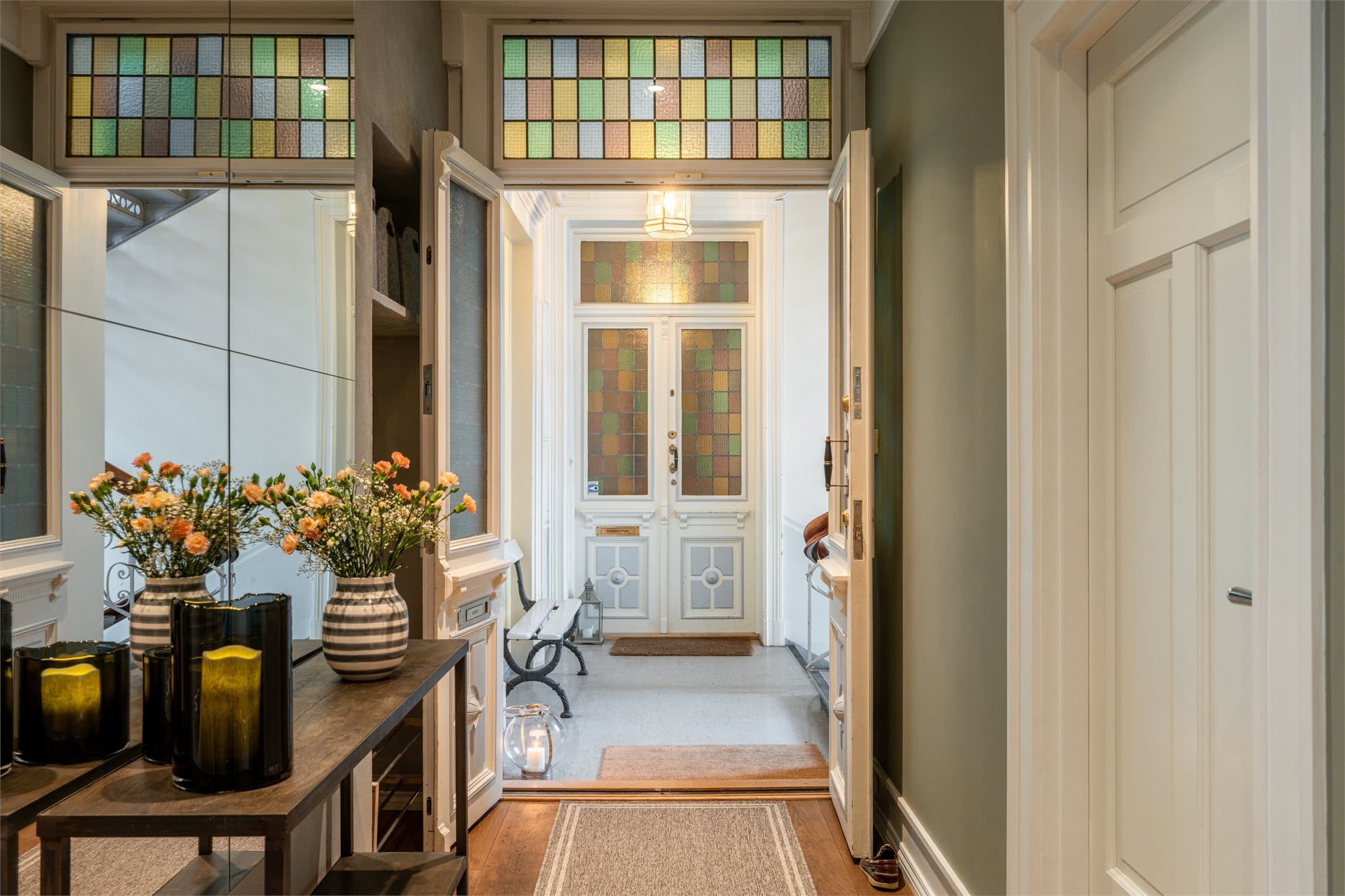 Entréen har gode oppbevaringsmuligheter med plassbygd skap for yttertøy og sko, samt en praktisk nisjeløsning med hyller og knagger.