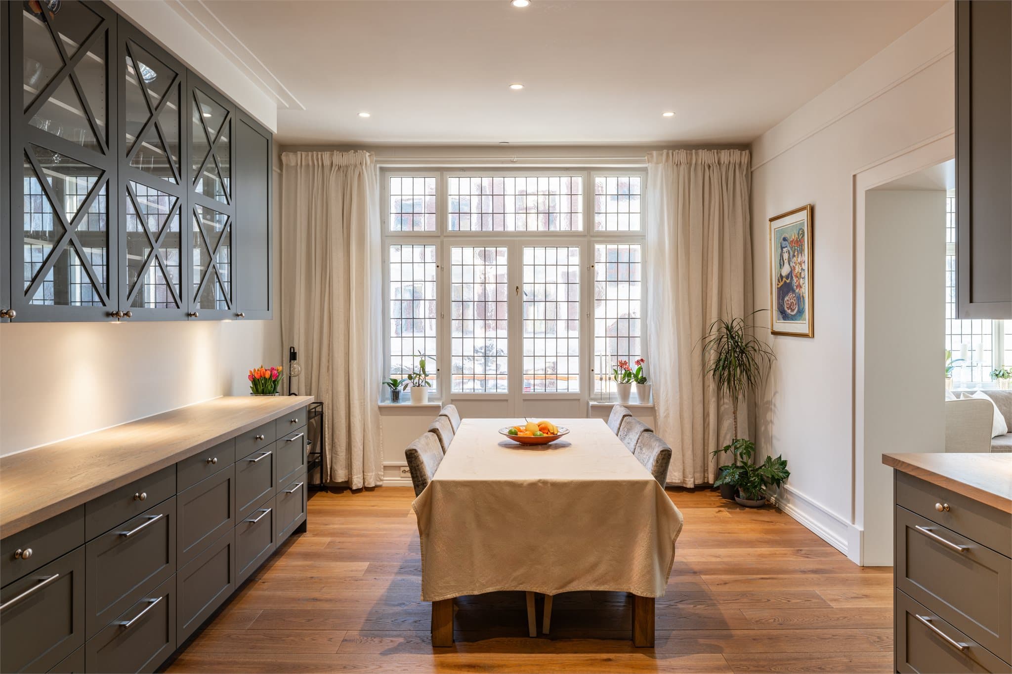 Spisestuen har en åpen kjøkkenløsning. Rommet oppleves luftig og sosialt, med god plass til et stort spisebord.