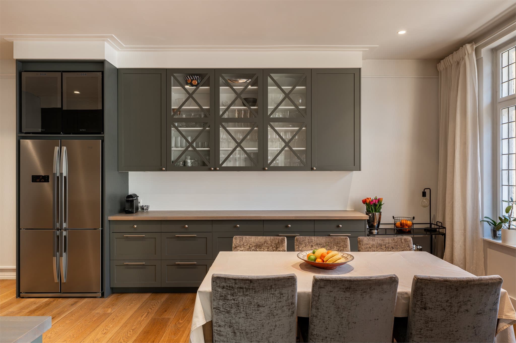 Kjøkkenet fra Kvik ble modernisert i 2016 og har klassiske fronter kombinert med benkeplate i tre.