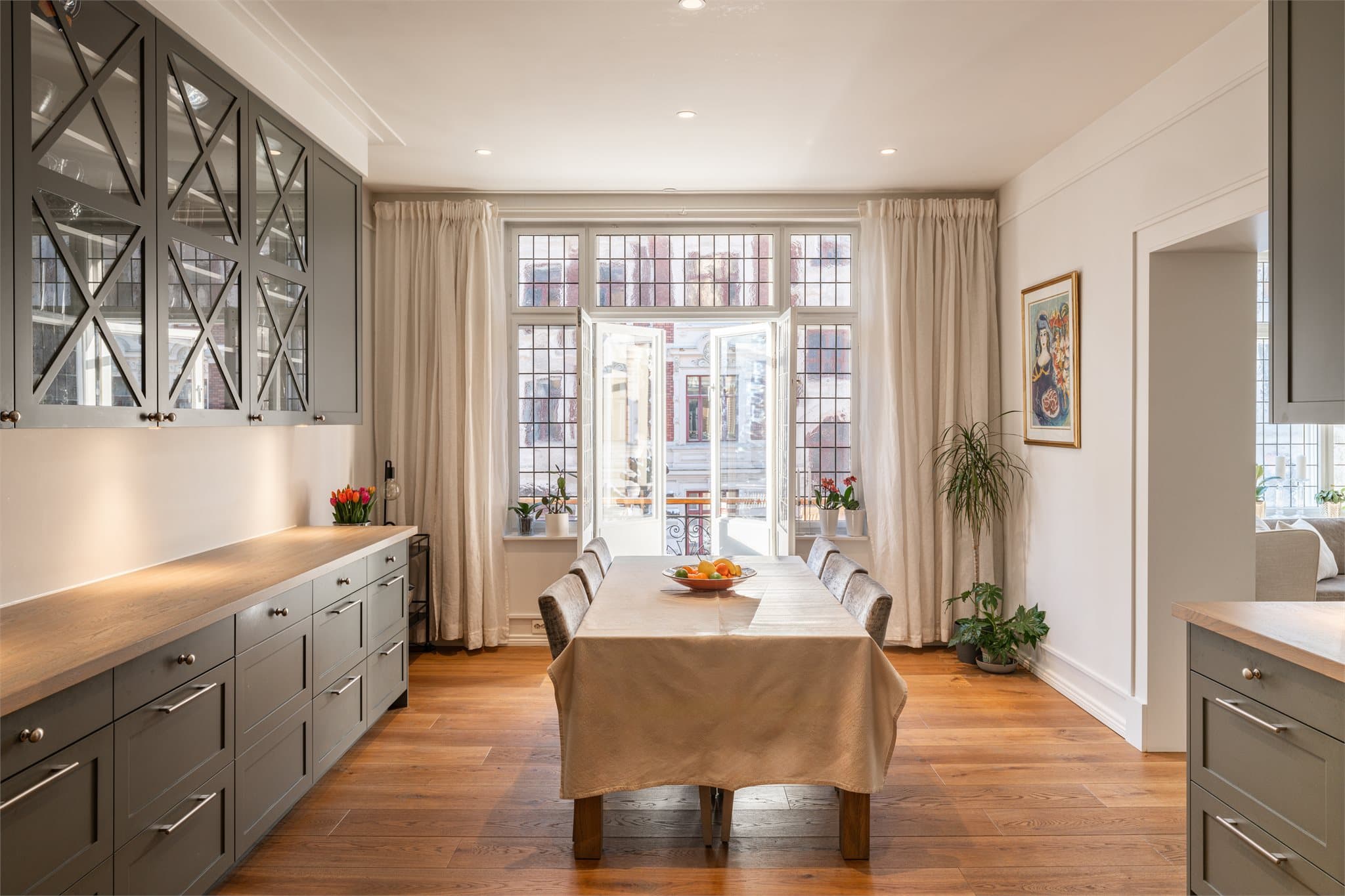 Fra dagsligstuen er det en naturlig og elegant overgang til en romslig spisestue med åpen kjøkkensone og utgang til balkong.