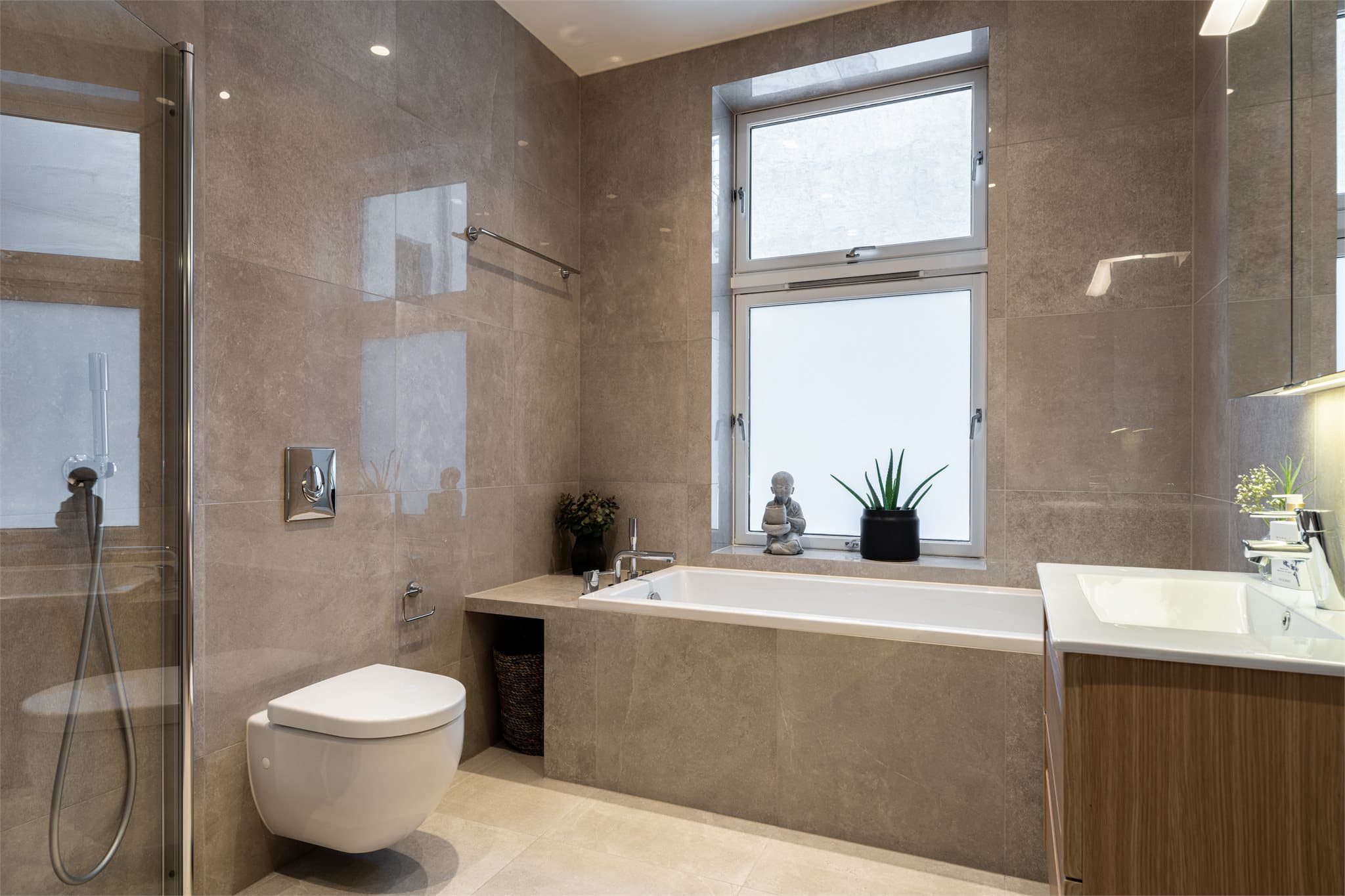 Leiligheten har to svært delikate og moderne flislagte bad, begge oppgradert i 2017.