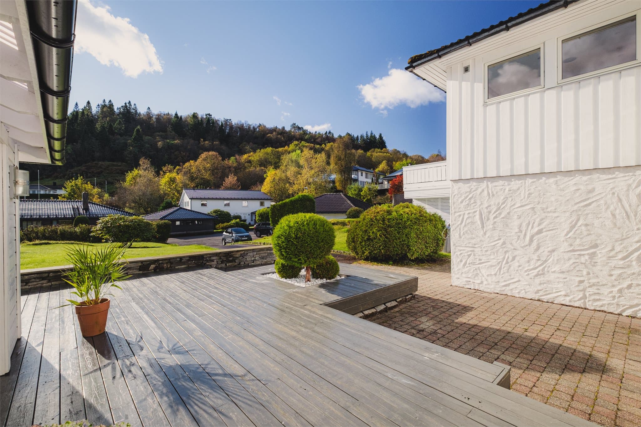 - Utvendig inngangsparti er godt opparbeidet med terrasse og beplantning -