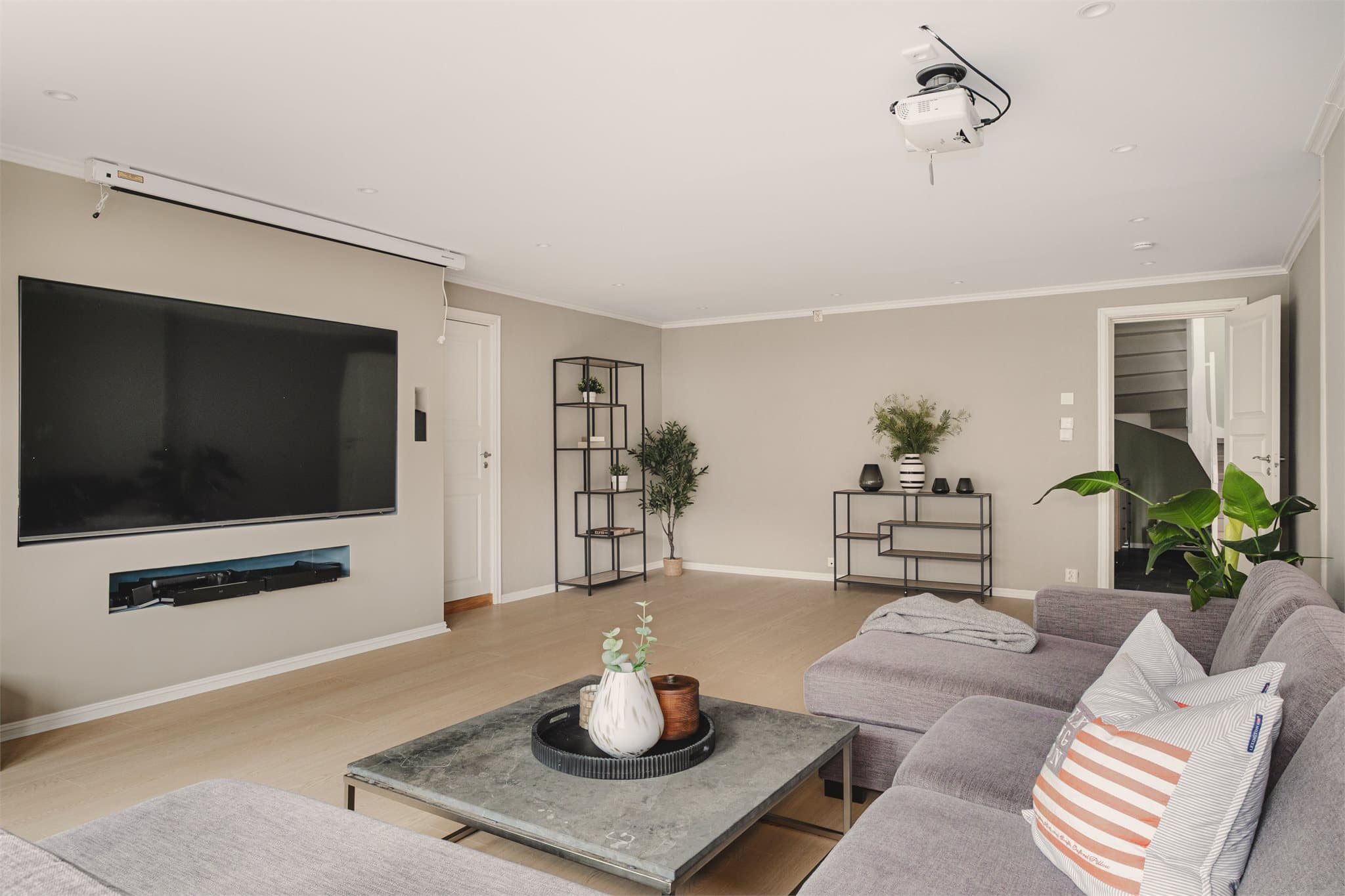 - Kjellerstuen måler 33,7m² og passer perfekt for sosiale filmkvelder -
